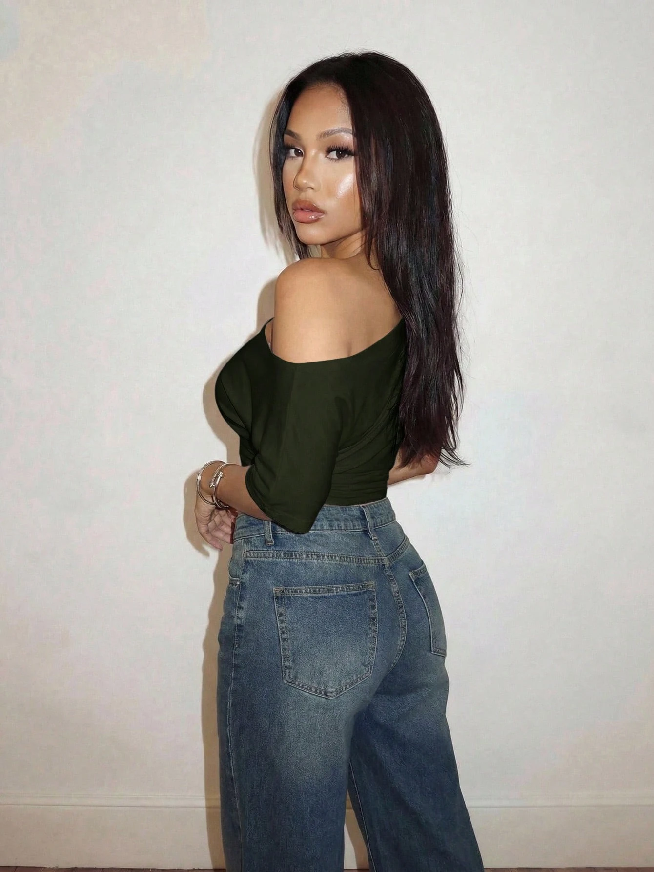 Slaydiva Top de t-shirt blanc ample à épaules dénudées, plissé à la taille, élégant et décontracté, idéal pour les fêtes, les sorties romantiques, les anniversaires ou les vacances à la plage au printemps/été — vue 2