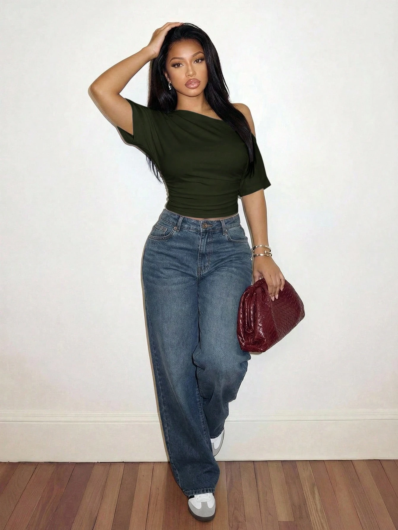 Slaydiva Top de t-shirt blanc ample à épaules dénudées, plissé à la taille, élégant et décontracté, idéal pour les fêtes, les sorties romantiques, les anniversaires ou les vacances à la plage au printemps/été — vue 3