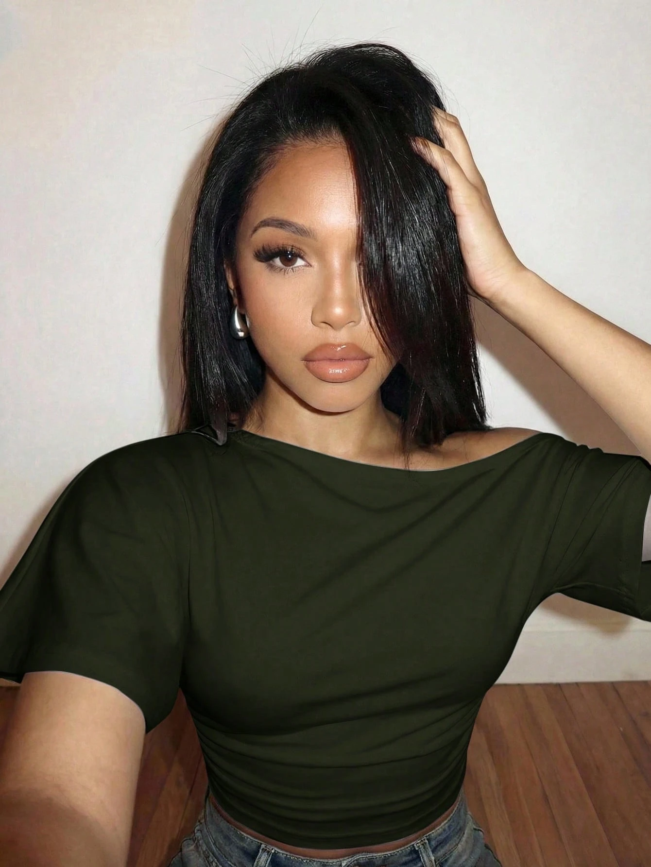 Slaydiva Top de t-shirt blanc ample à épaules dénudées, plissé à la taille, élégant et décontracté, idéal pour les fêtes, les sorties romantiques, les anniversaires ou les vacances à la plage au printemps/été — vue 4