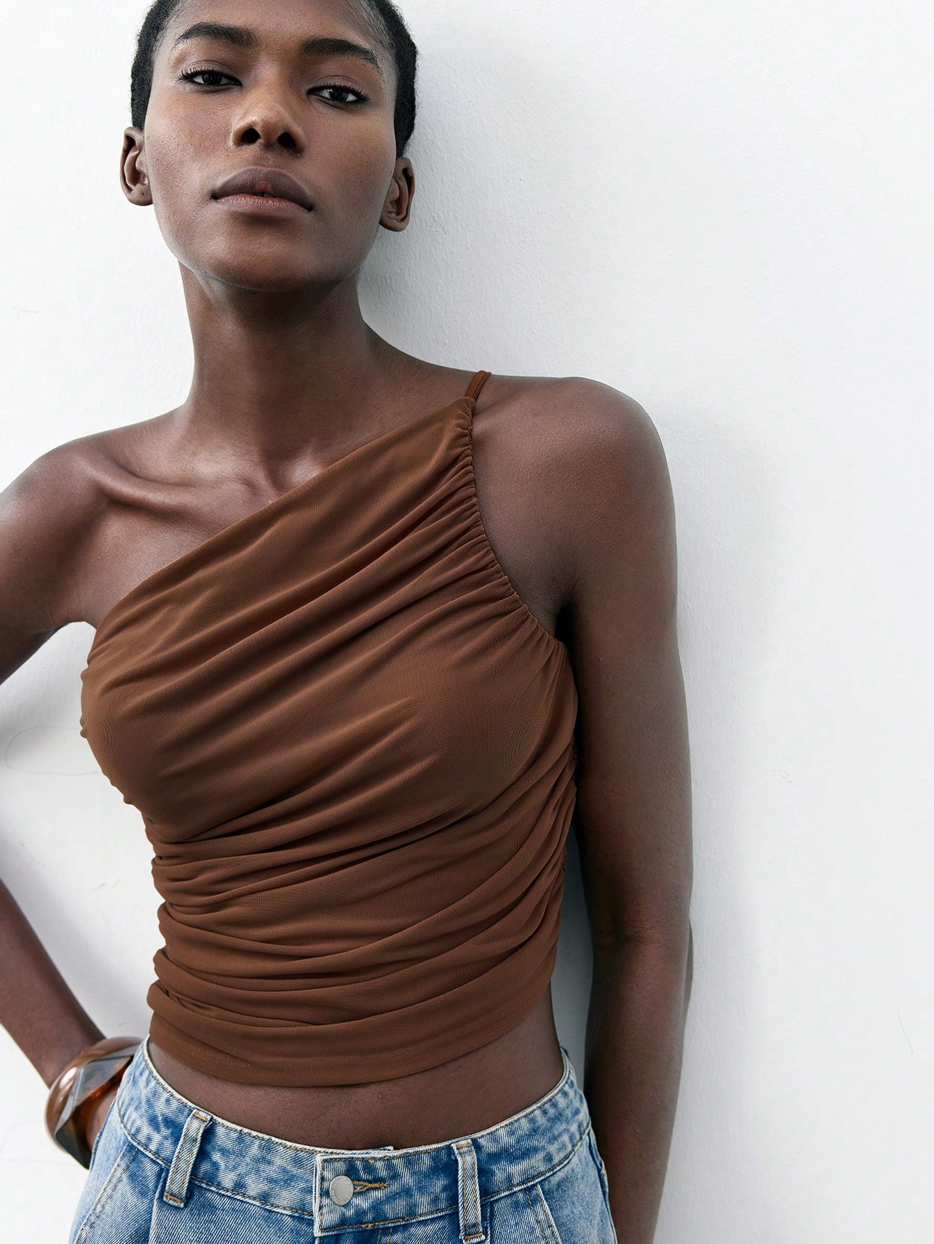 Maija Top femme printemps/été marron café, coupe asymétrique