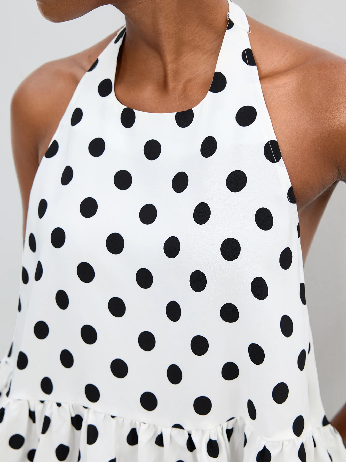 Maija Blouse d'été pour femmes à col ras-du-cou, dos nu, ourlet à volants, fond blanc — vue 3