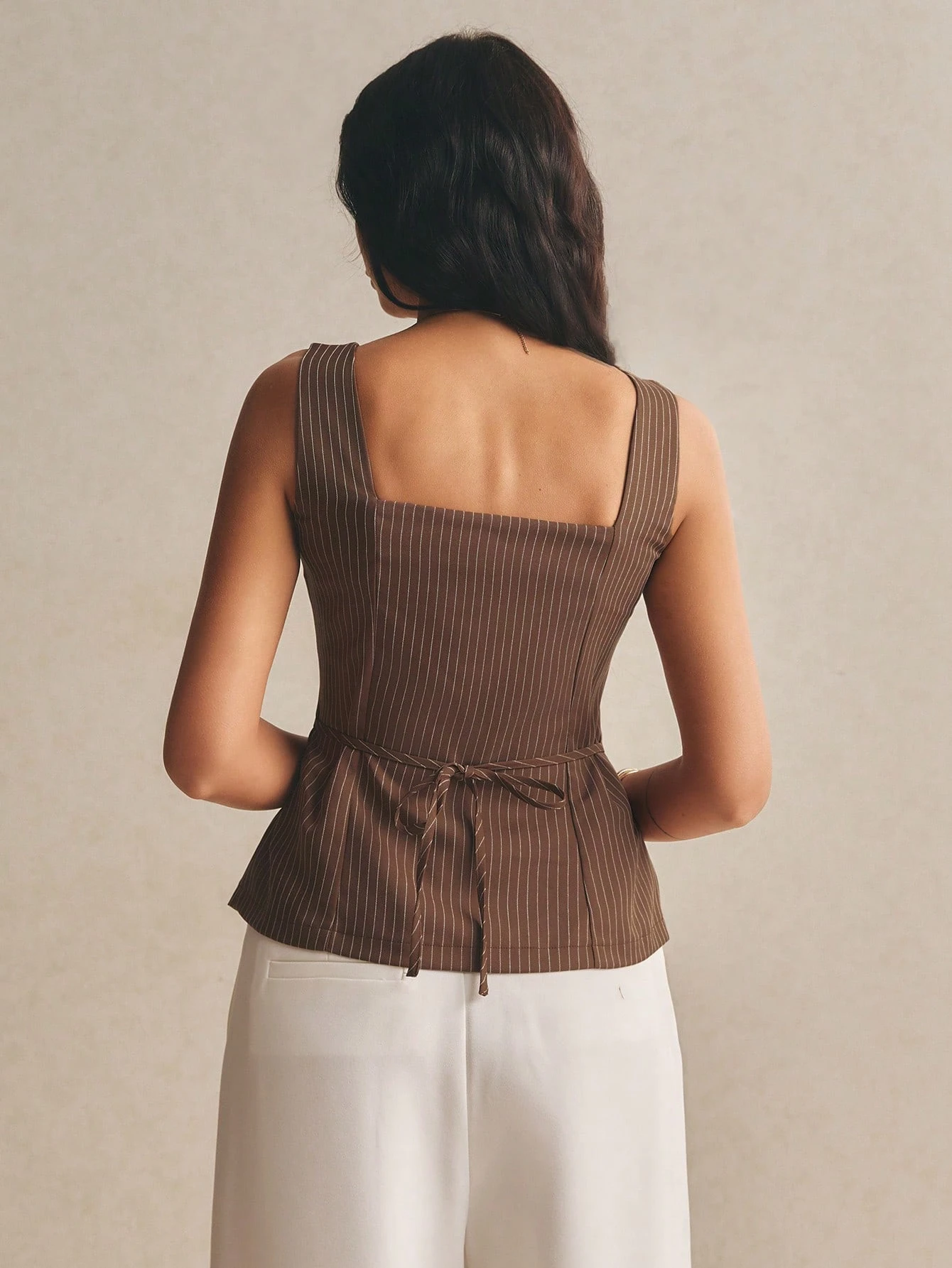 Poéselle Débardeur minimaliste pour femmes avec boutons noirs et accent métallique — vue 10