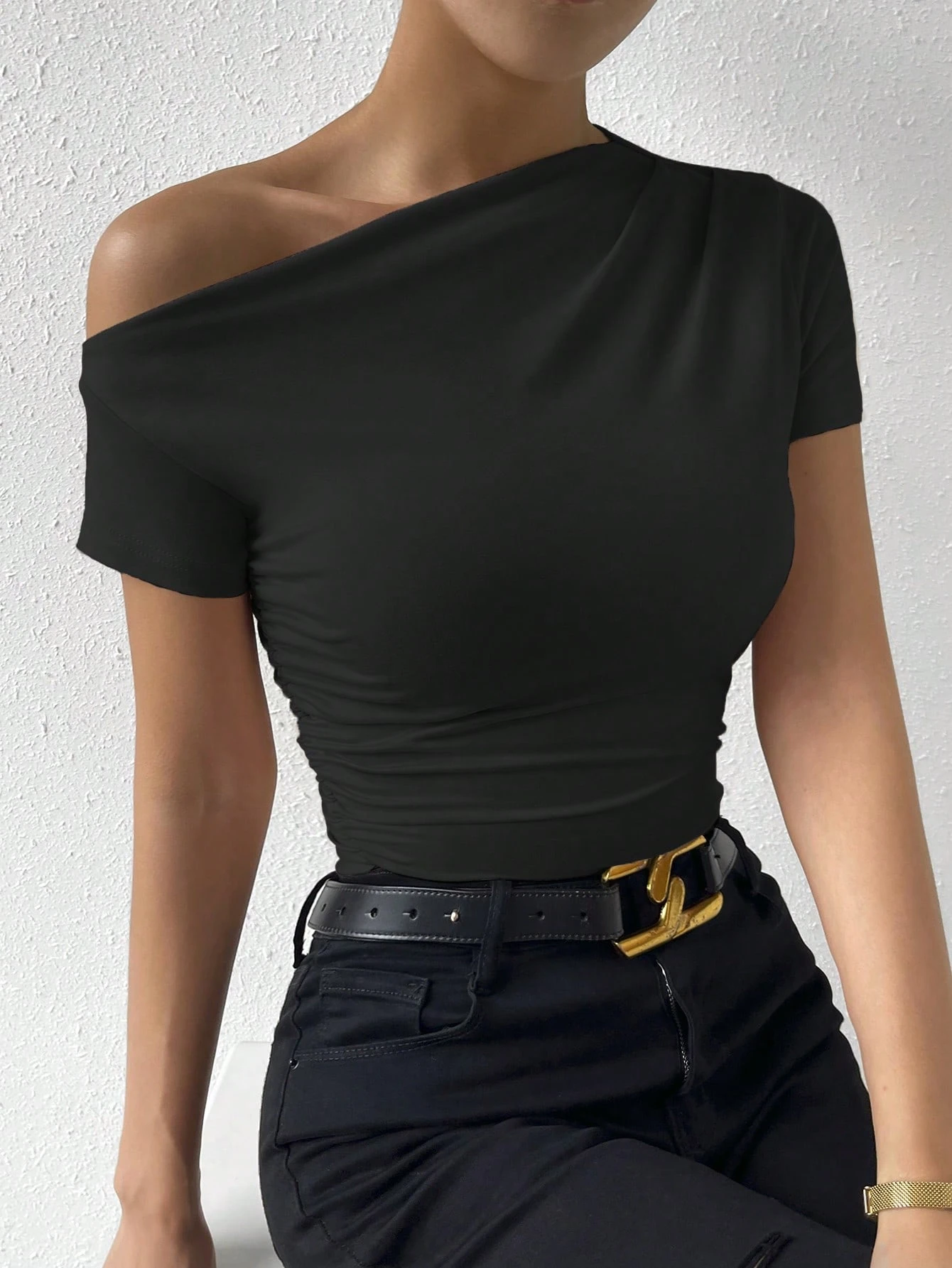 Elenzga T-shirt casual plissé à manches courtes avec épaule oblique de couleur unie