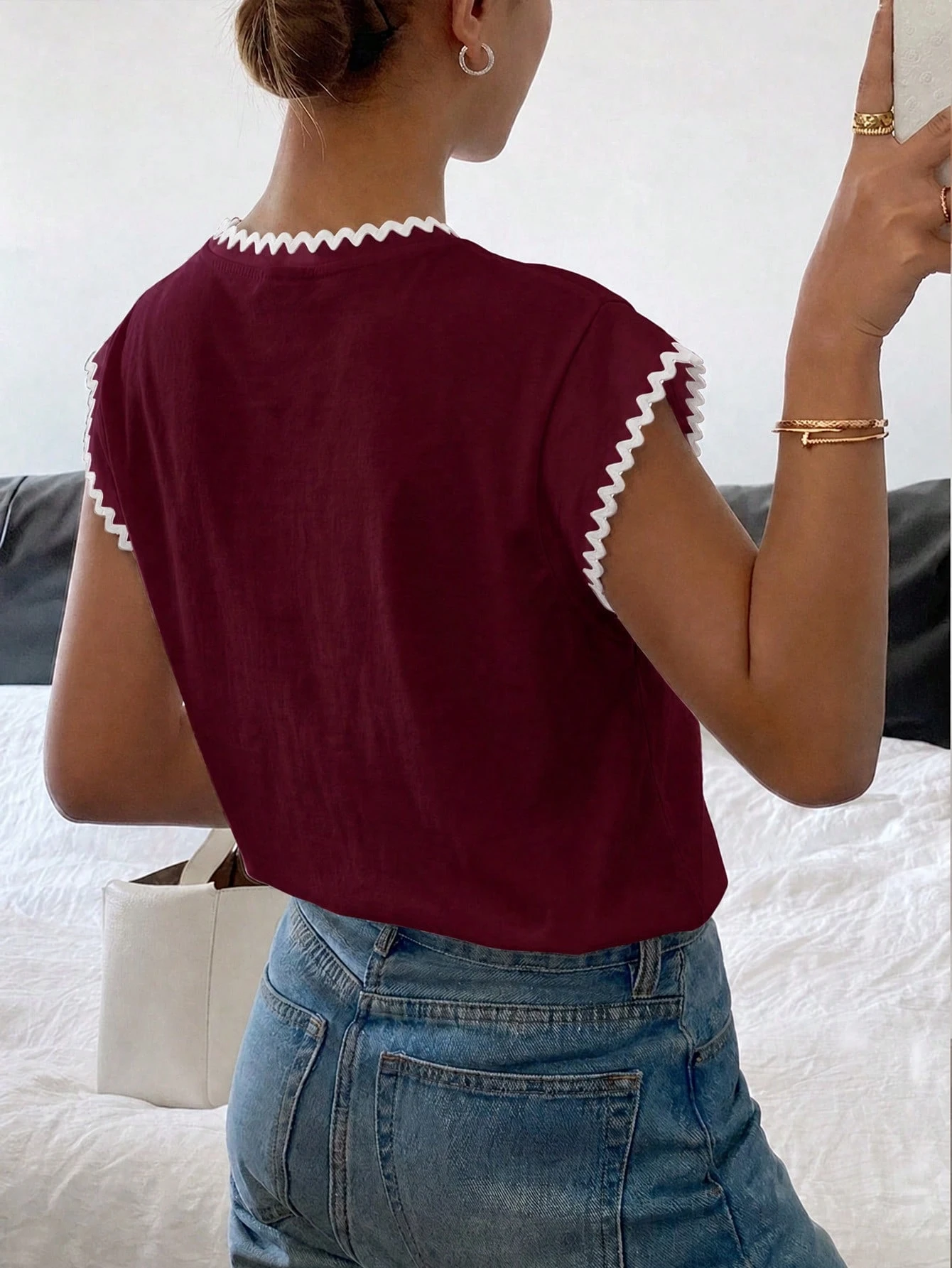Siren Gaze T-shirt décontracté minimaliste bordeaux pour femmes avec broderie de coquillage — vue 3