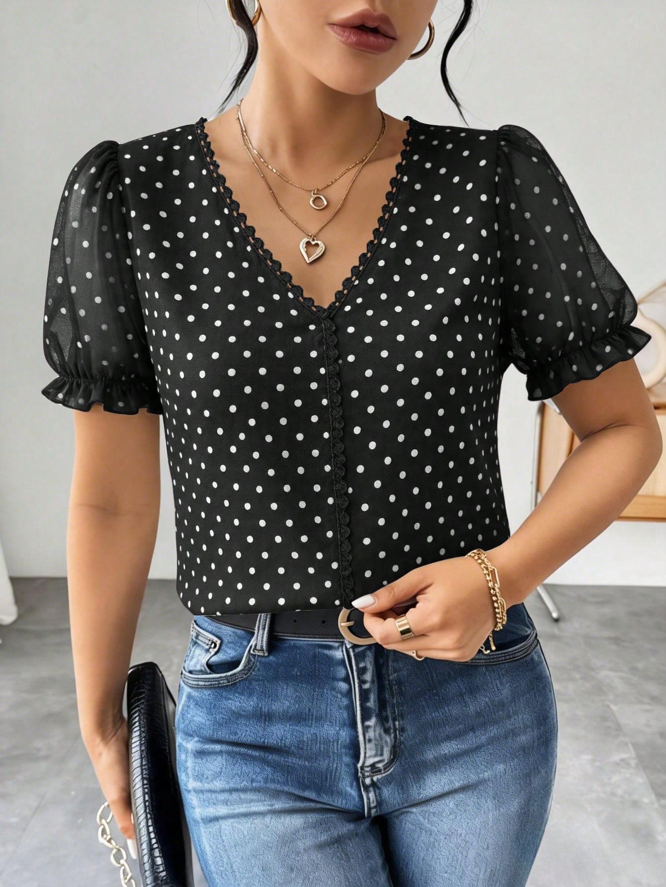 Blouse en mousseline à pois et volants, manches courtes