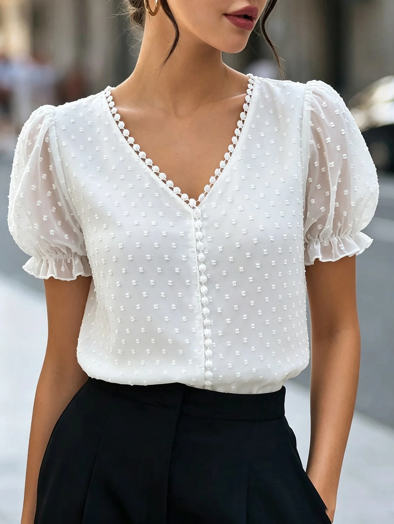 aivellea Blouse en mousseline de soie à pois français à la mode pour femmes, chemise élégante et intellectuelle à manches courtes avec design à volants pour l'été — vue 3