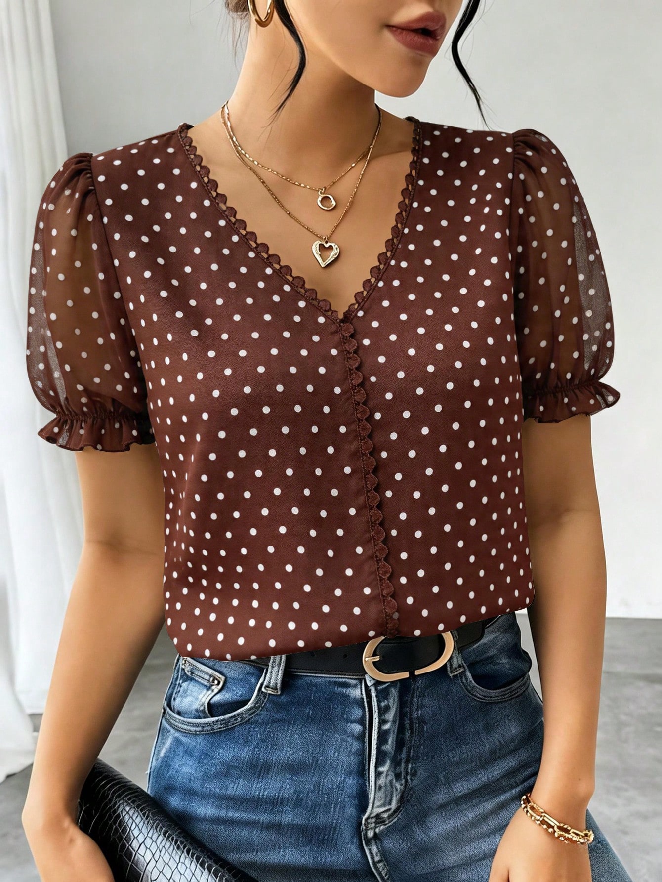 aivellea Blouse en mousseline de soie à pois français à la mode pour femmes, chemise élégante et intellectuelle à manches courtes avec design à volants pour l'été — vue 13