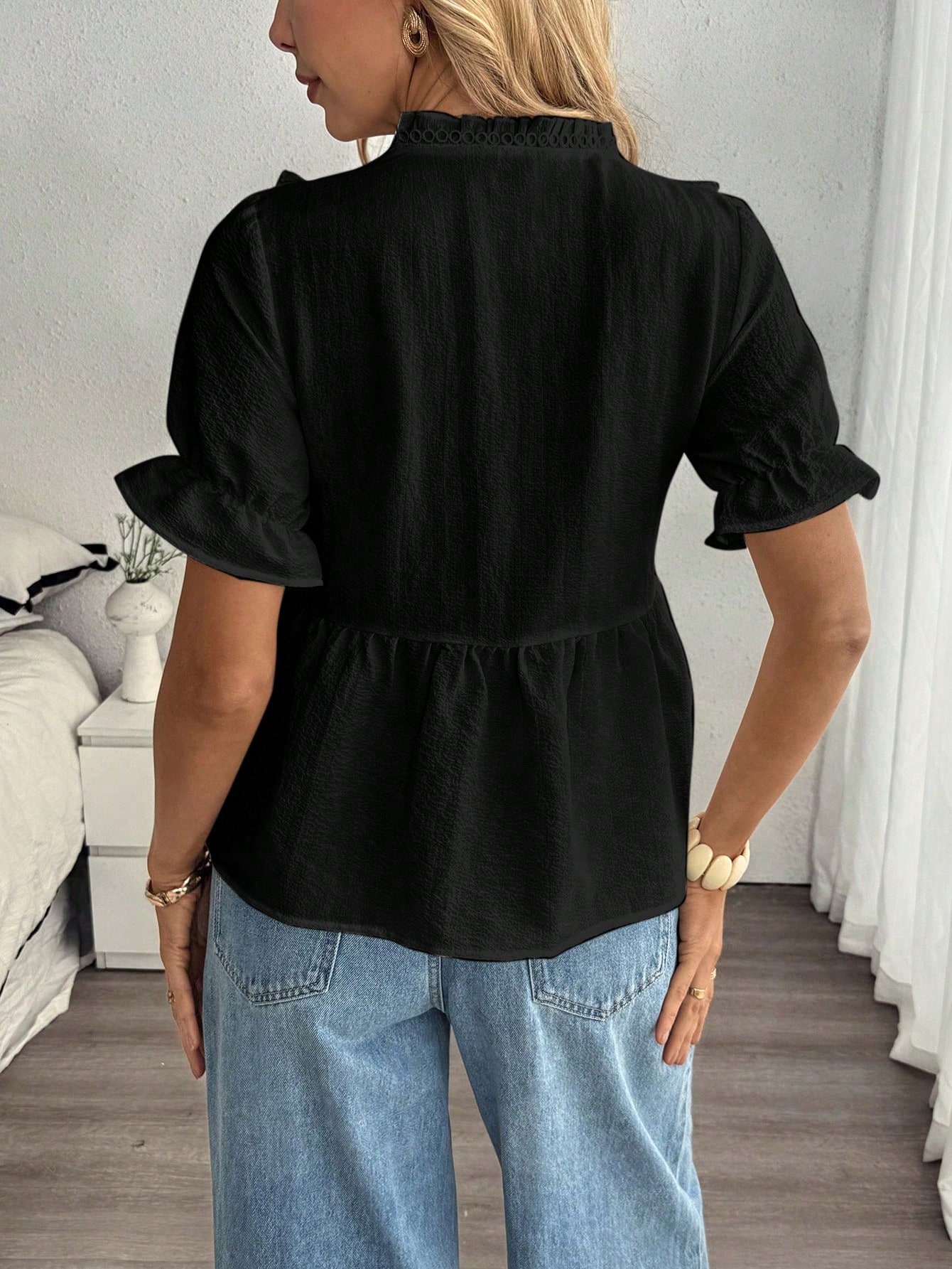 EMERY ROSE Blouse décontractée de vacances pour femmes avec col en V texturé, volants et manches bouffantes, printemps/été — vue 2