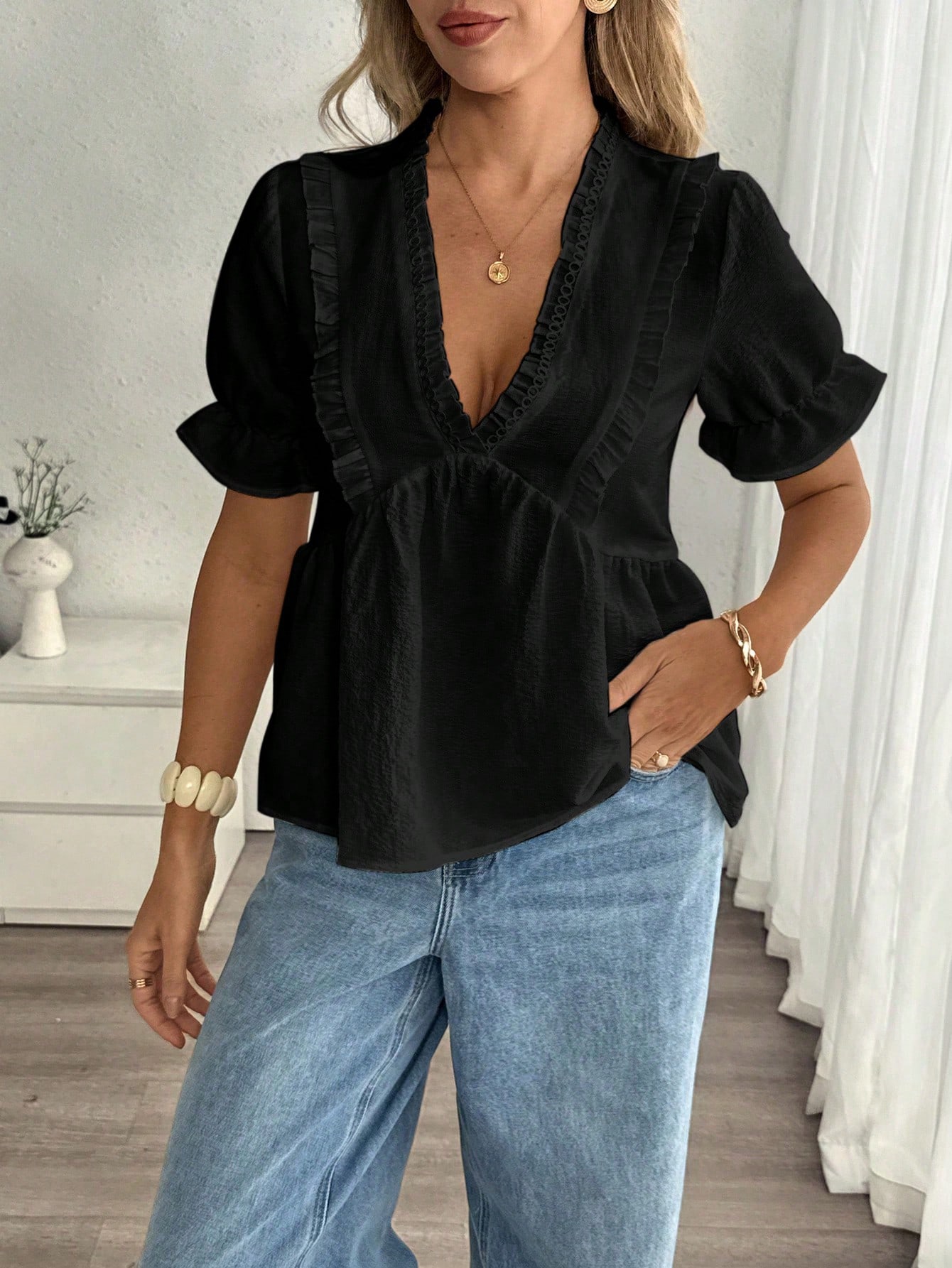 EMERY ROSE Blouse décontractée de vacances pour femmes avec col en V texturé, volants et manches bouffantes, printemps/été — vue 3