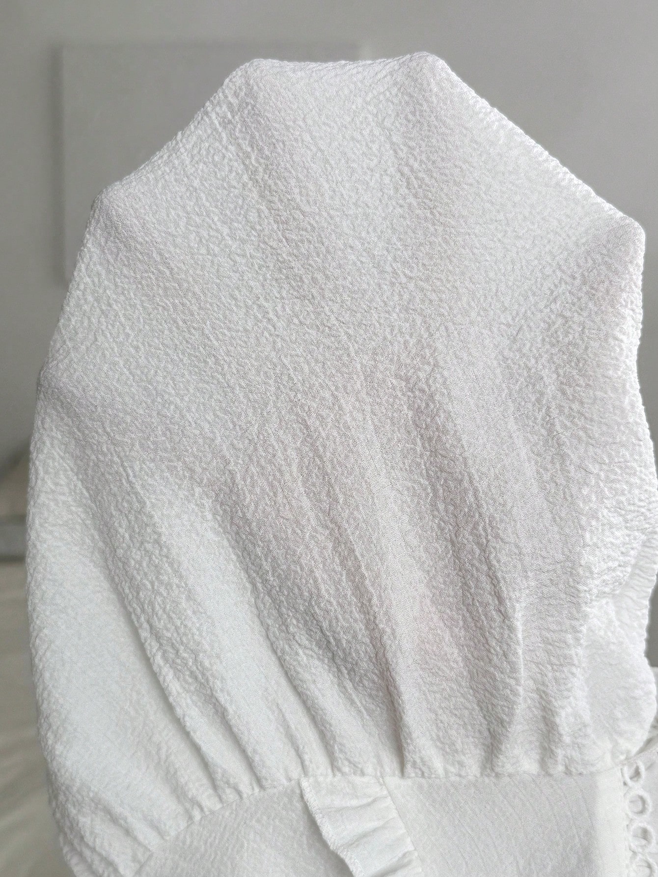 EMERY ROSE Blouse décontractée de vacances pour femmes avec col en V texturé, volants et manches bouffantes, printemps/été — vue 4