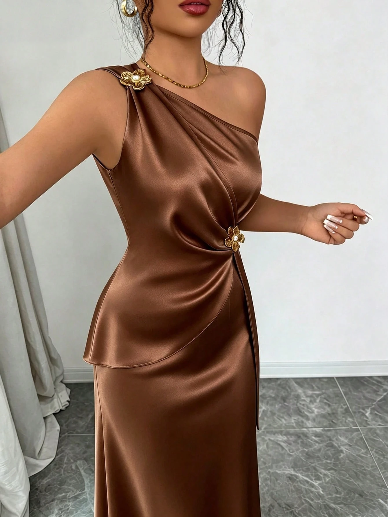 lenzga Robe moulante élégante pour femme, printemps/été, en satin, à épaule asymétrique, avec décor floral métallique, taille cintrée, champagne, pour dîner, soirée formelle, rendez-vous et mariage — vue 6