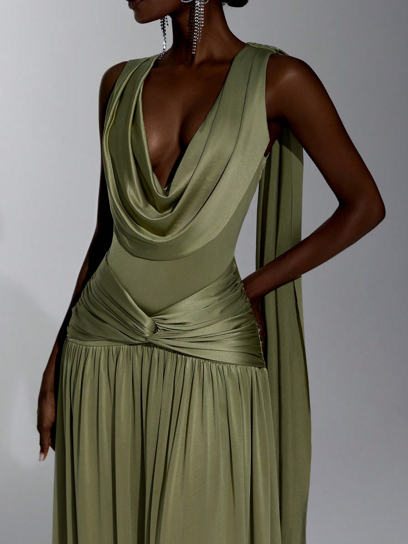 Elitara Robe élégante et luxueuse avec perles et paillettes, col drapé, dos sexy, manches volantées, franges, tricot élastique, maille froncée, bandeau sexy, jupe ample avec pièce volantée sans bretelles
