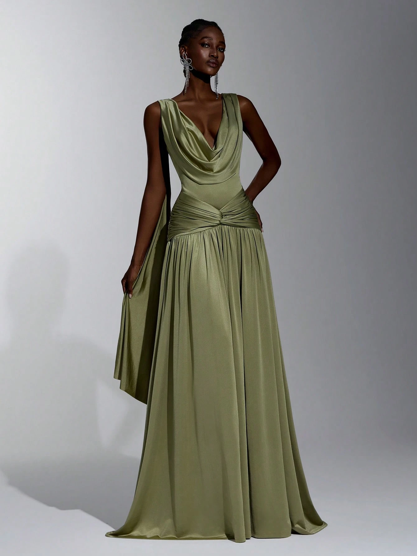 Elitara Robe élégante et luxueuse avec perles et paillettes, col drapé, dos sexy, manches volantées, franges, tricot élastique, maille froncée, bandeau sexy, jupe ample avec pièce volantée sans bretelles — vue 2