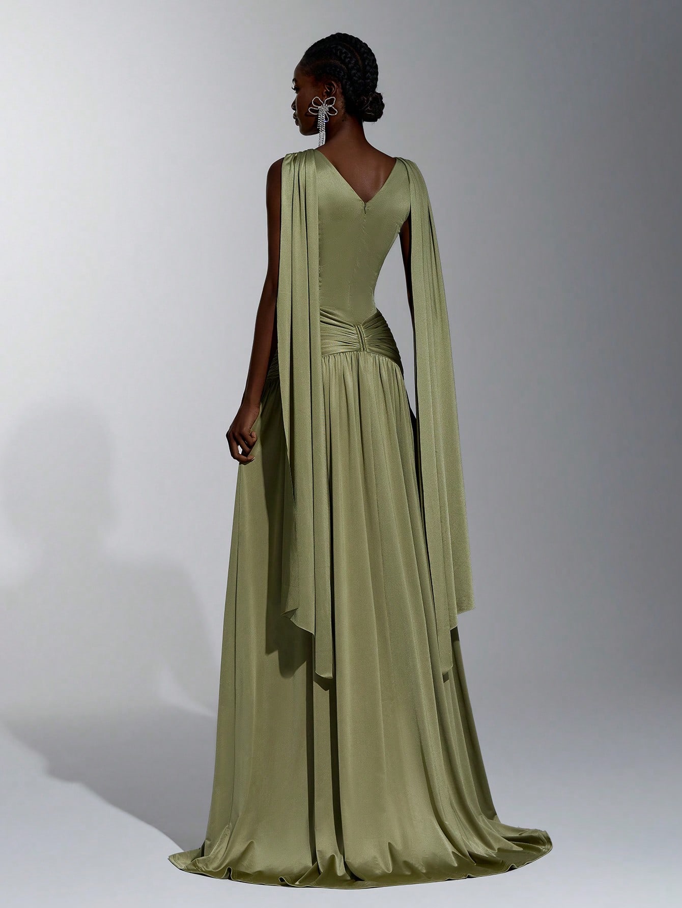 Elitara Robe élégante et luxueuse avec perles et paillettes, col drapé, dos sexy, manches volantées, franges, tricot élastique, maille froncée, bandeau sexy, jupe ample avec pièce volantée sans bretelles — vue 3