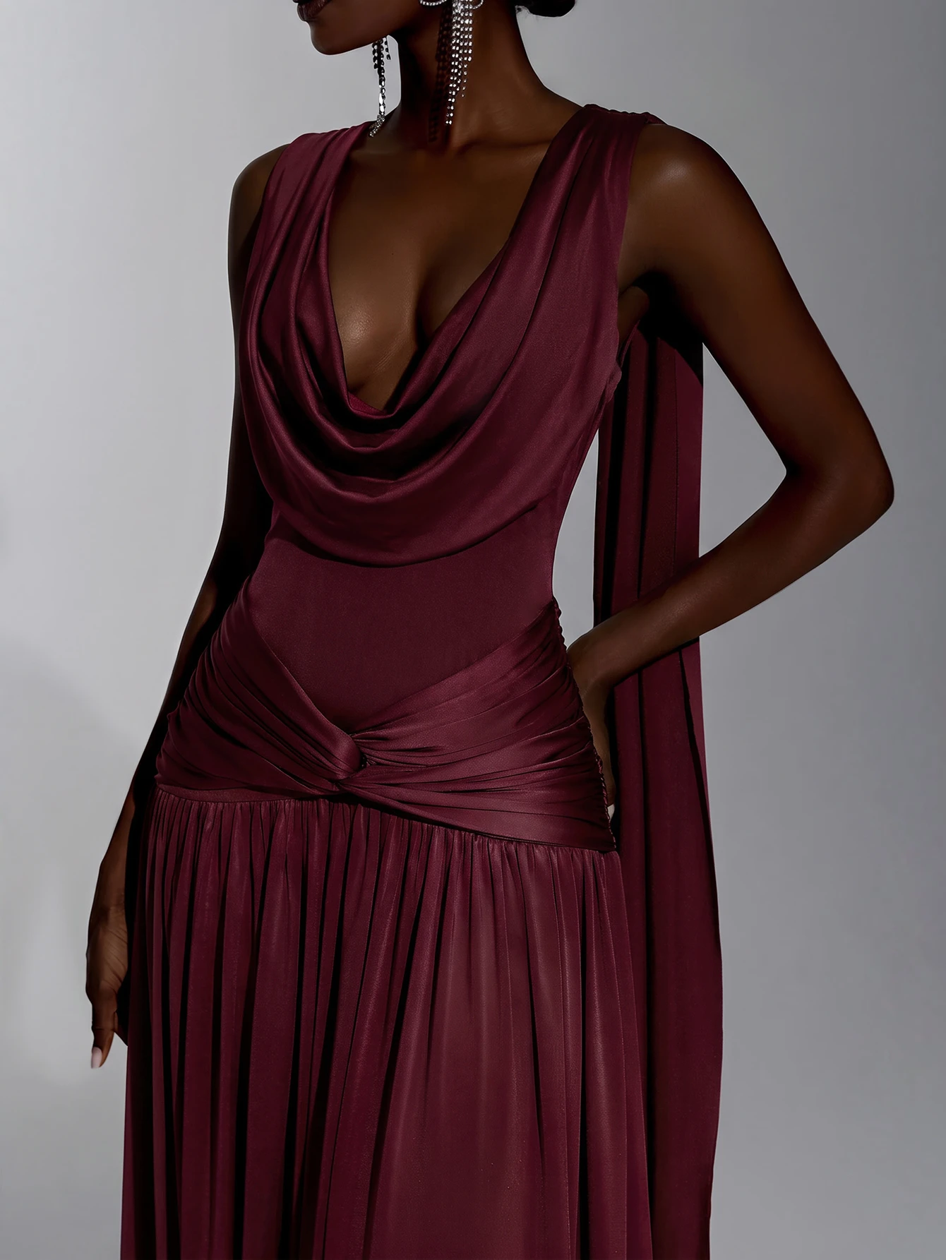 Elitara Robe élégante et luxueuse avec perles et paillettes, col drapé, dos sexy, manches volantées, franges, tricot élastique, maille froncée, bandeau sexy, jupe ample avec pièce volantée sans bretelles — vue 5
