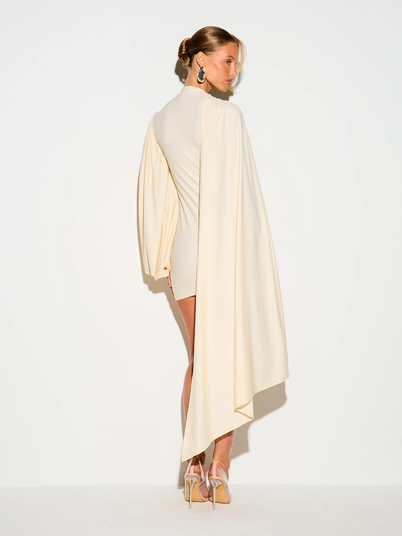 KIZN Robe de soirée mini élégante avec détail de cape drapée, manches ballons, col montant et froncée — vue 3