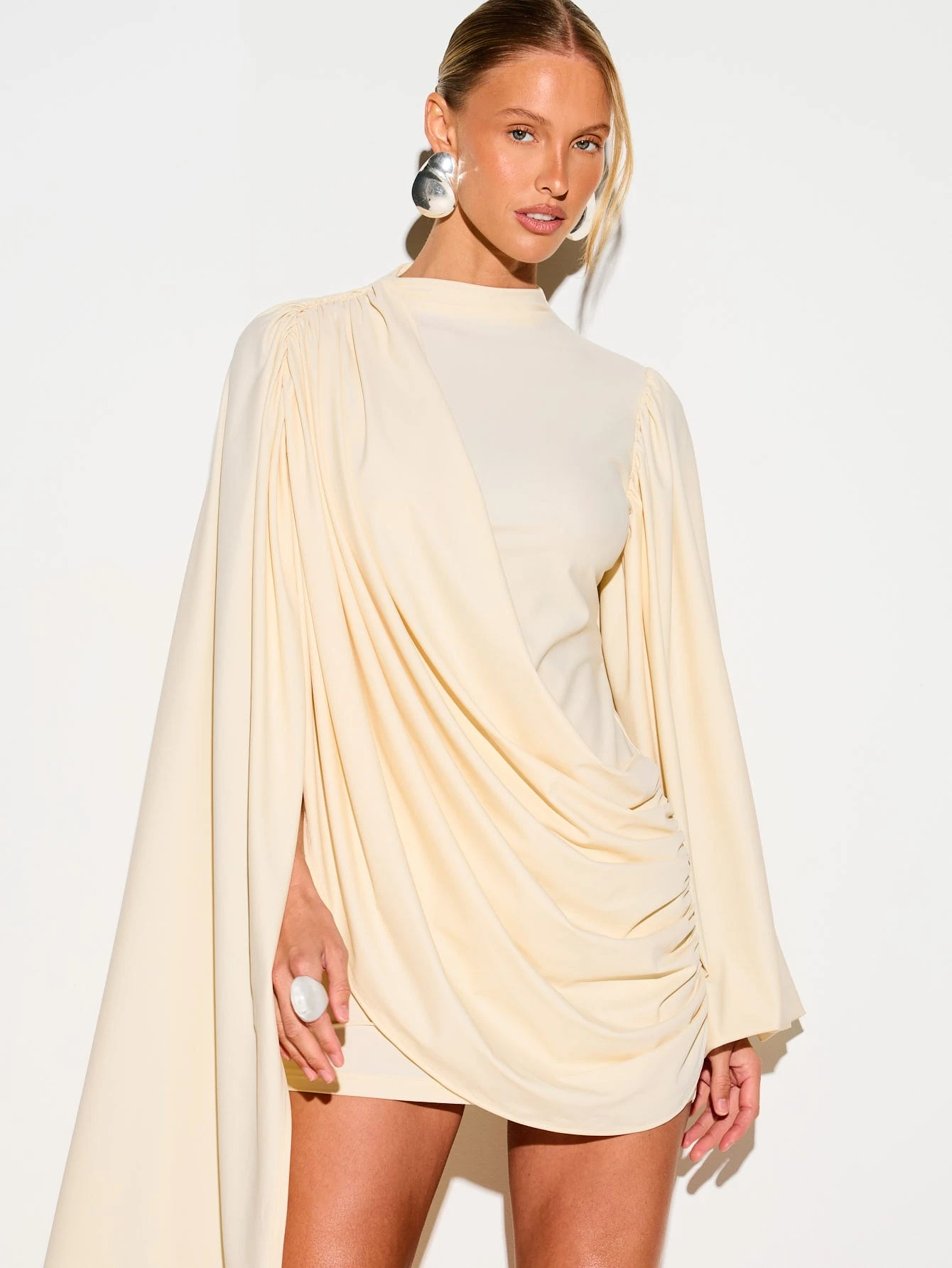 KIZN Robe de soirée mini élégante avec détail de cape drapée, manches ballons, col montant et froncée — vue 4