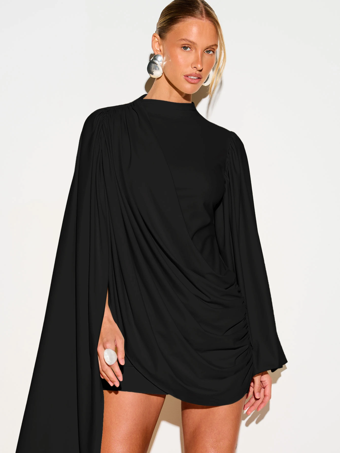 KIZN Robe de soirée mini élégante avec détail de cape drapée, manches ballons, col montant et froncée — vue 5