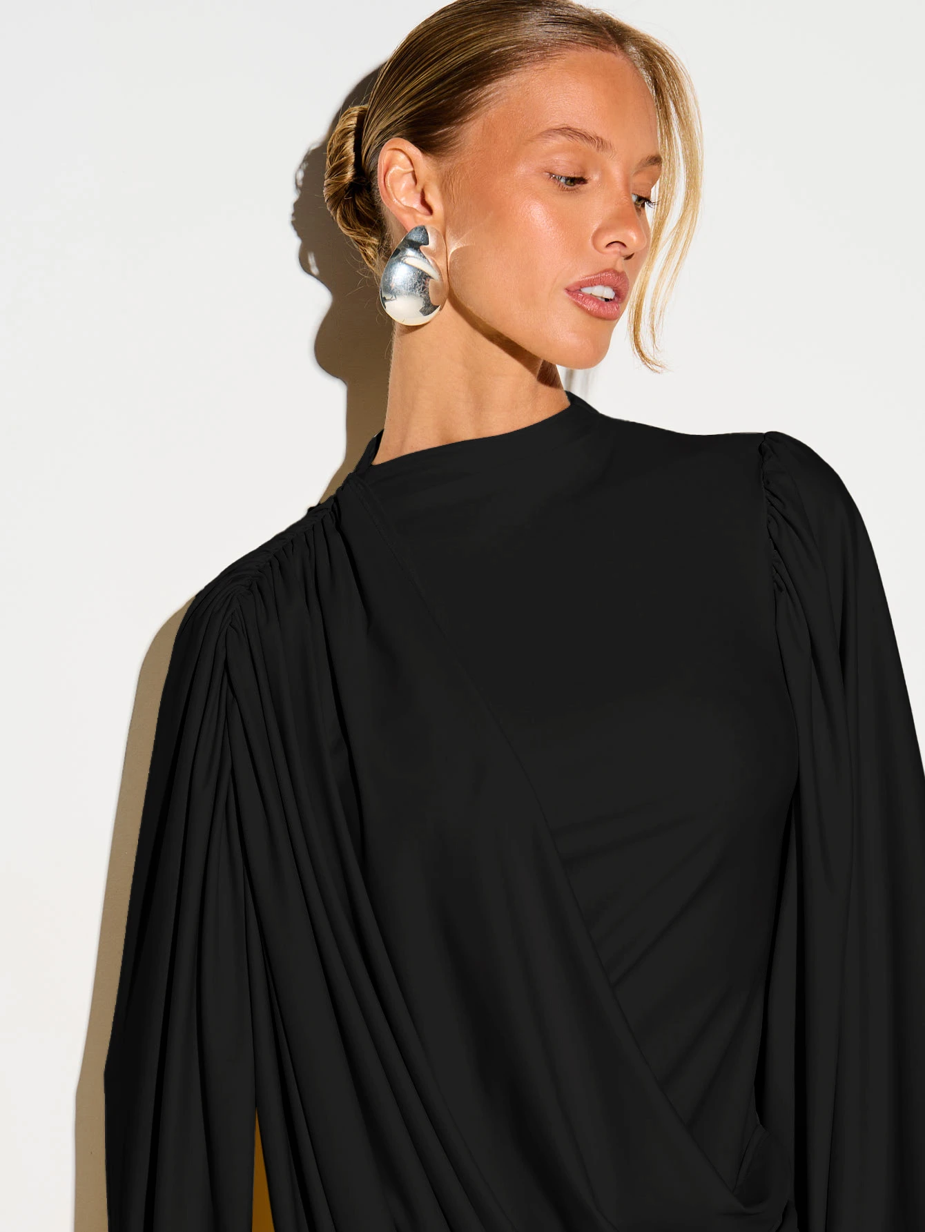 KIZN Robe de soirée mini élégante avec détail de cape drapée, manches ballons, col montant et froncée — vue 7