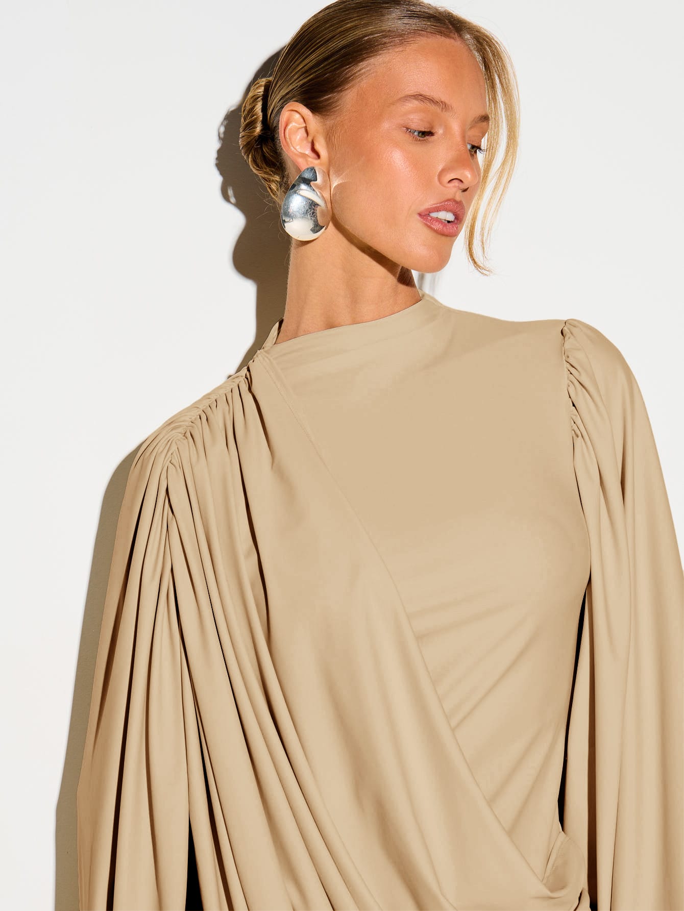 KIZN Robe de soirée mini élégante avec détail de cape drapée, manches ballons, col montant et froncée — vue 12