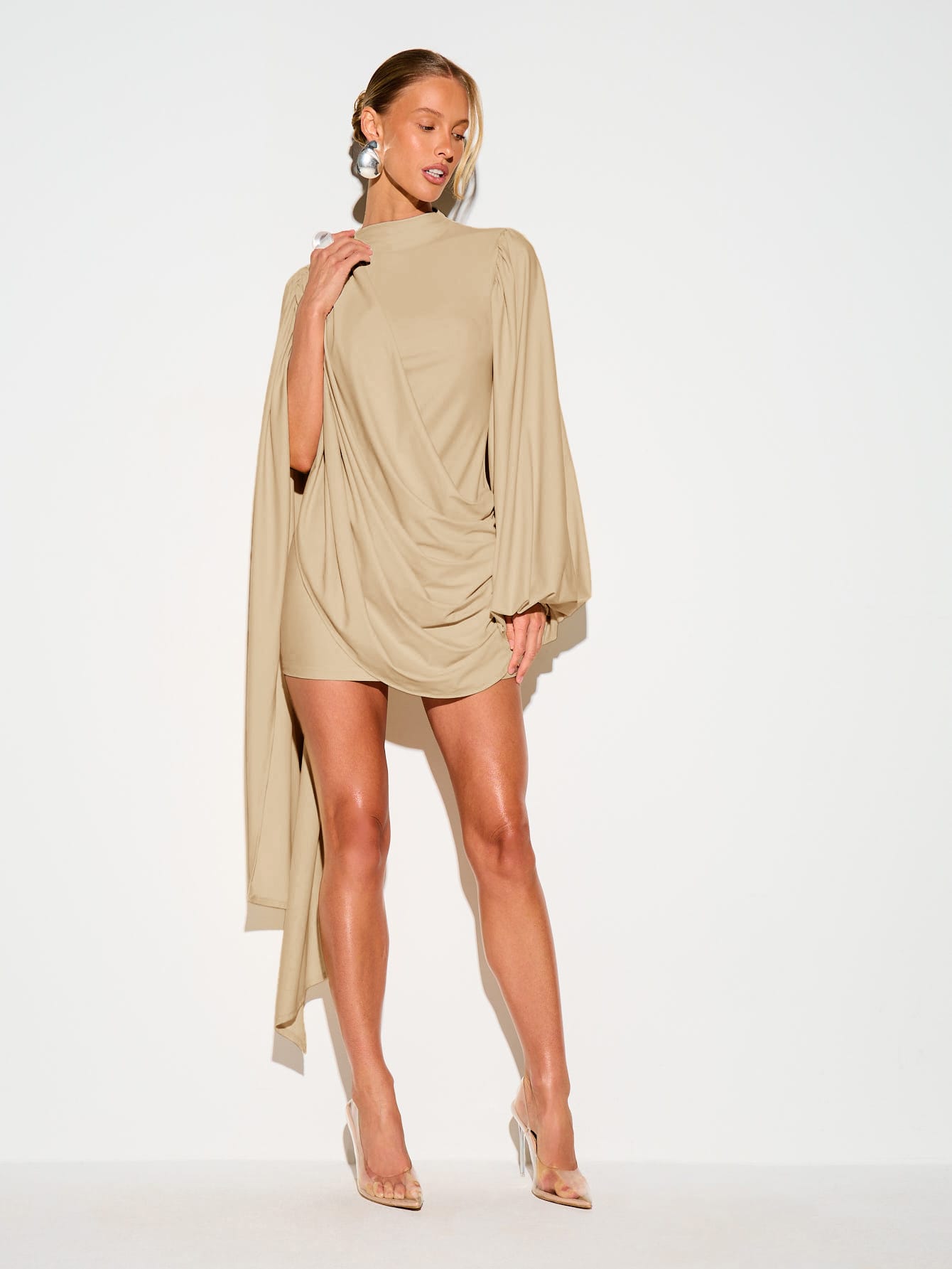 KIZN Robe de soirée mini élégante avec détail de cape drapée, manches ballons, col montant et froncée — vue 13