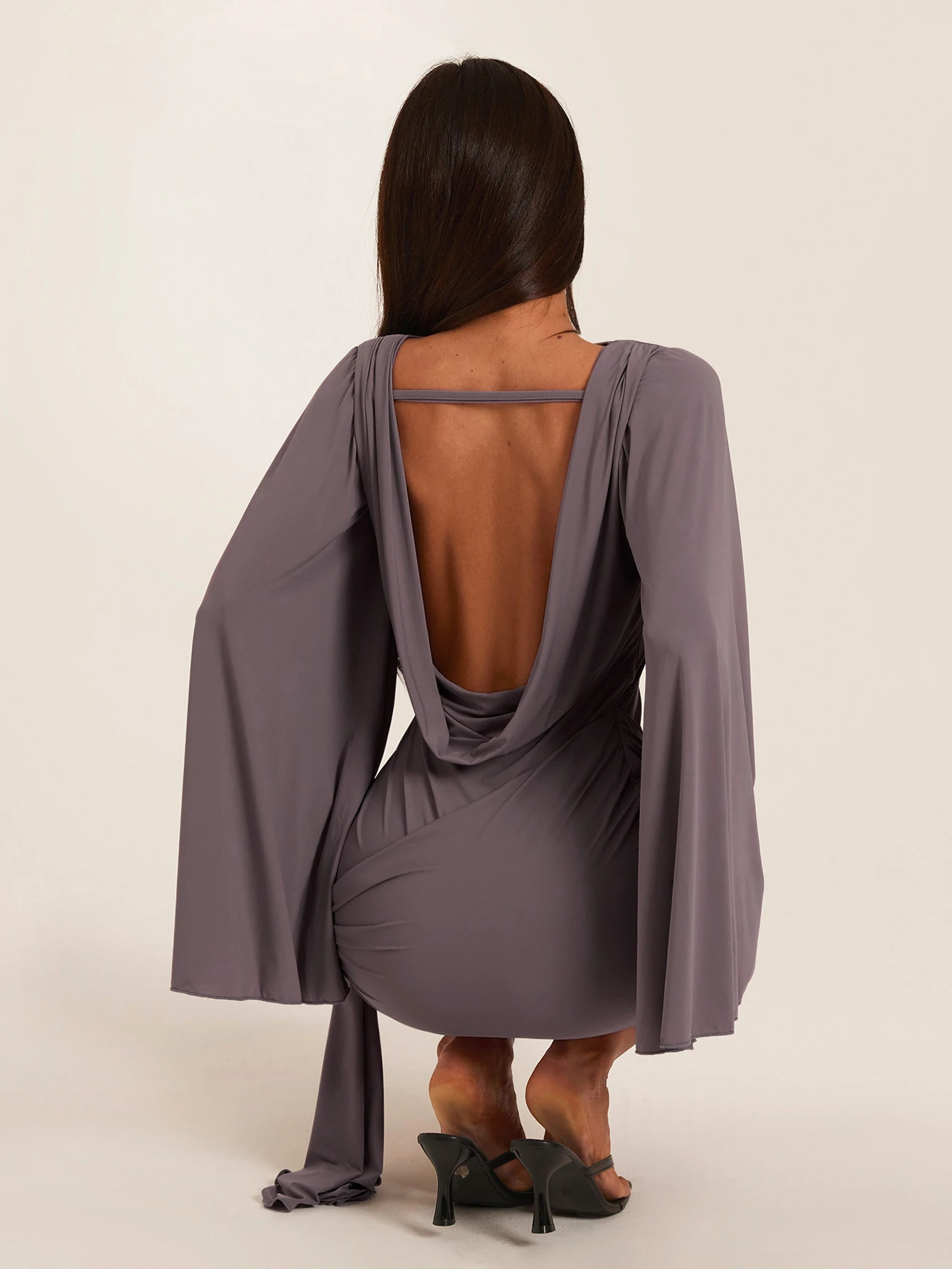 HEIN BAE Robe mini sexy ajustée à col rond, manches longues évasées et dos nu, gris unicolore, automne/hiver, robe basique, robe de festival de musique, robe d'anniversaire, robe de brunch, Y2K, soirée en boîte de nuit, rassemblement, robe de cocktail, jupe sexy de soirée en boîte de nuit, robe sexy dos nu — vue 9
