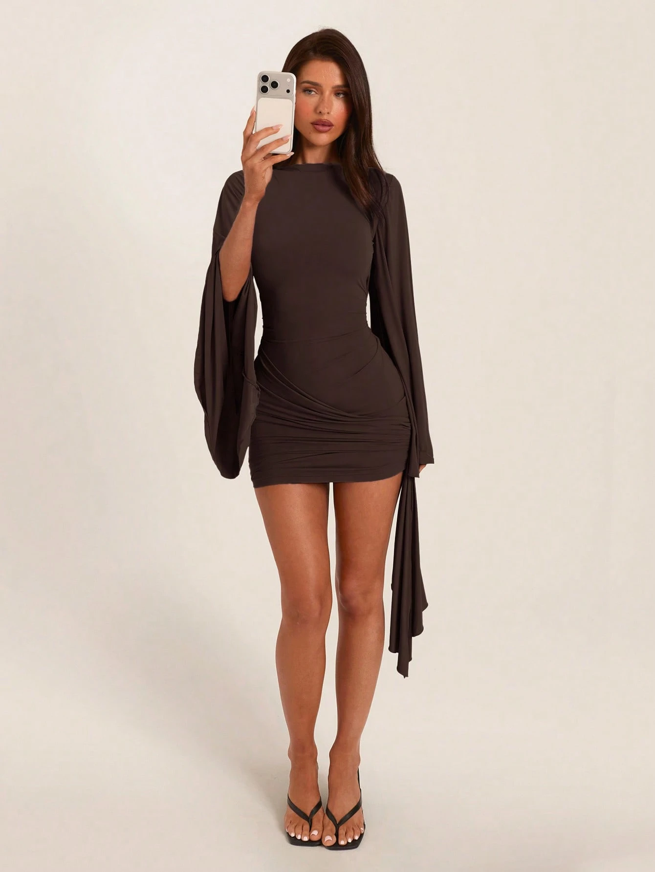 HEIN BAE Robe mini sexy ajustée à col rond, manches longues évasées et dos nu, gris unicolore, automne/hiver, robe basique, robe de festival de musique, robe d'anniversaire, robe de brunch, Y2K, soirée en boîte de nuit, rassemblement, robe de cocktail, jupe sexy de soirée en boîte de nuit, robe sexy dos nu — vue 14