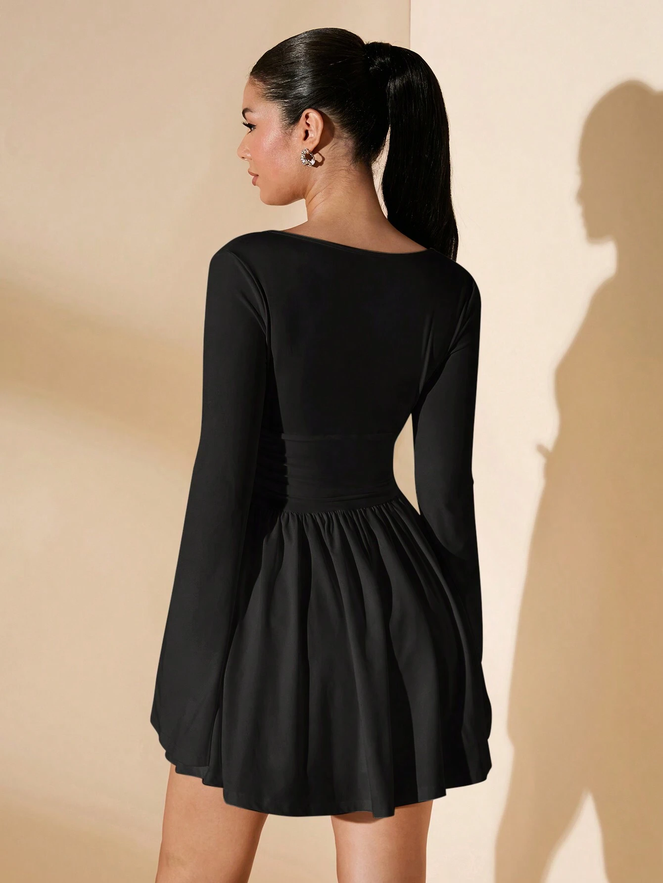 SHEIN BAE 1 pièce Robe courte ajustée à manches longues, col en V profond, à volants — vue 2