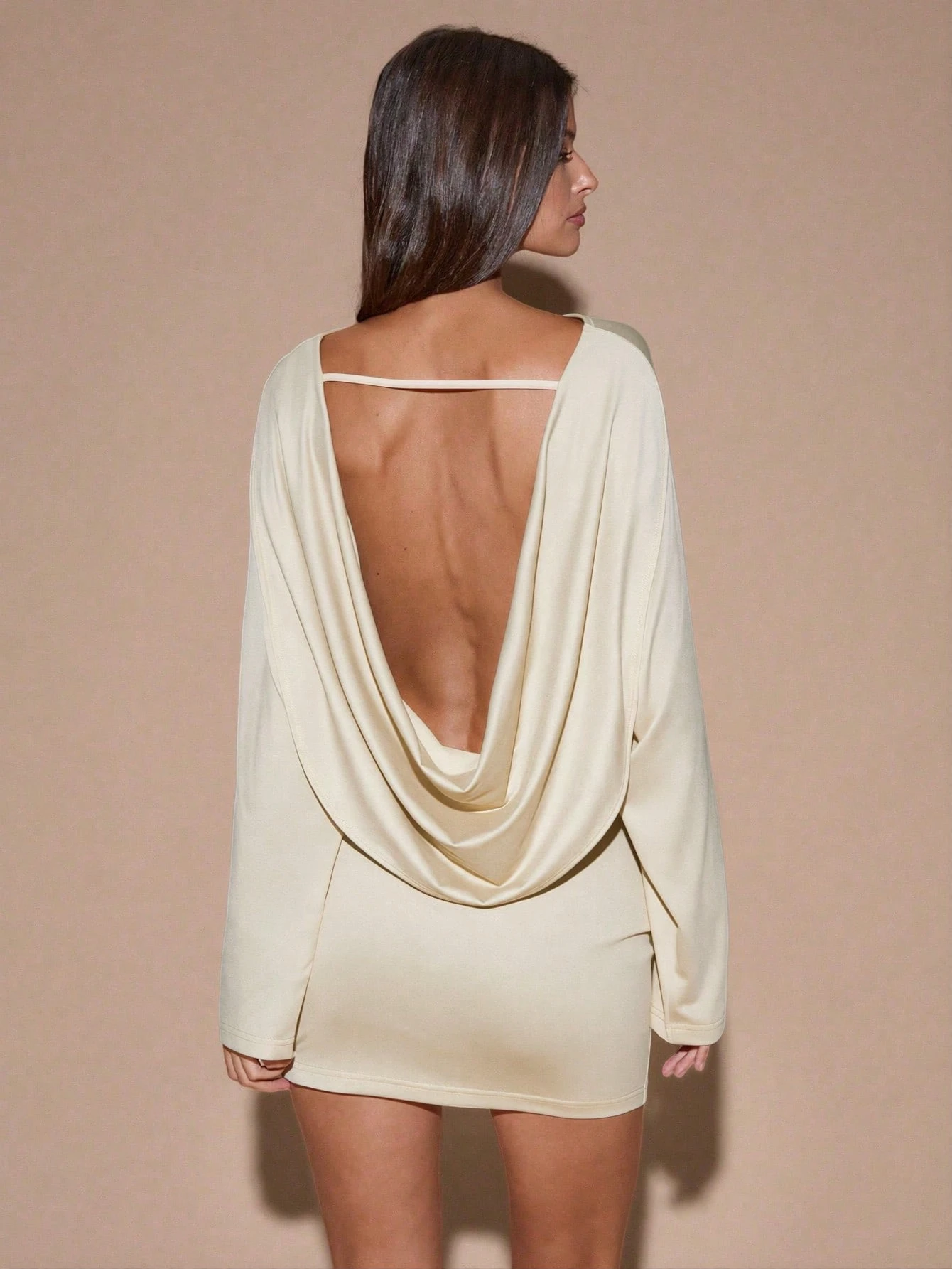 SHEIN BAE Robe mini dos nu pour femme, blanc cassé, automne, élégante, sexy et chic, pour soirée, club, cocktail, rendez-vous et mariage, manches longues, décolleté plongeant, coupe ample, unie