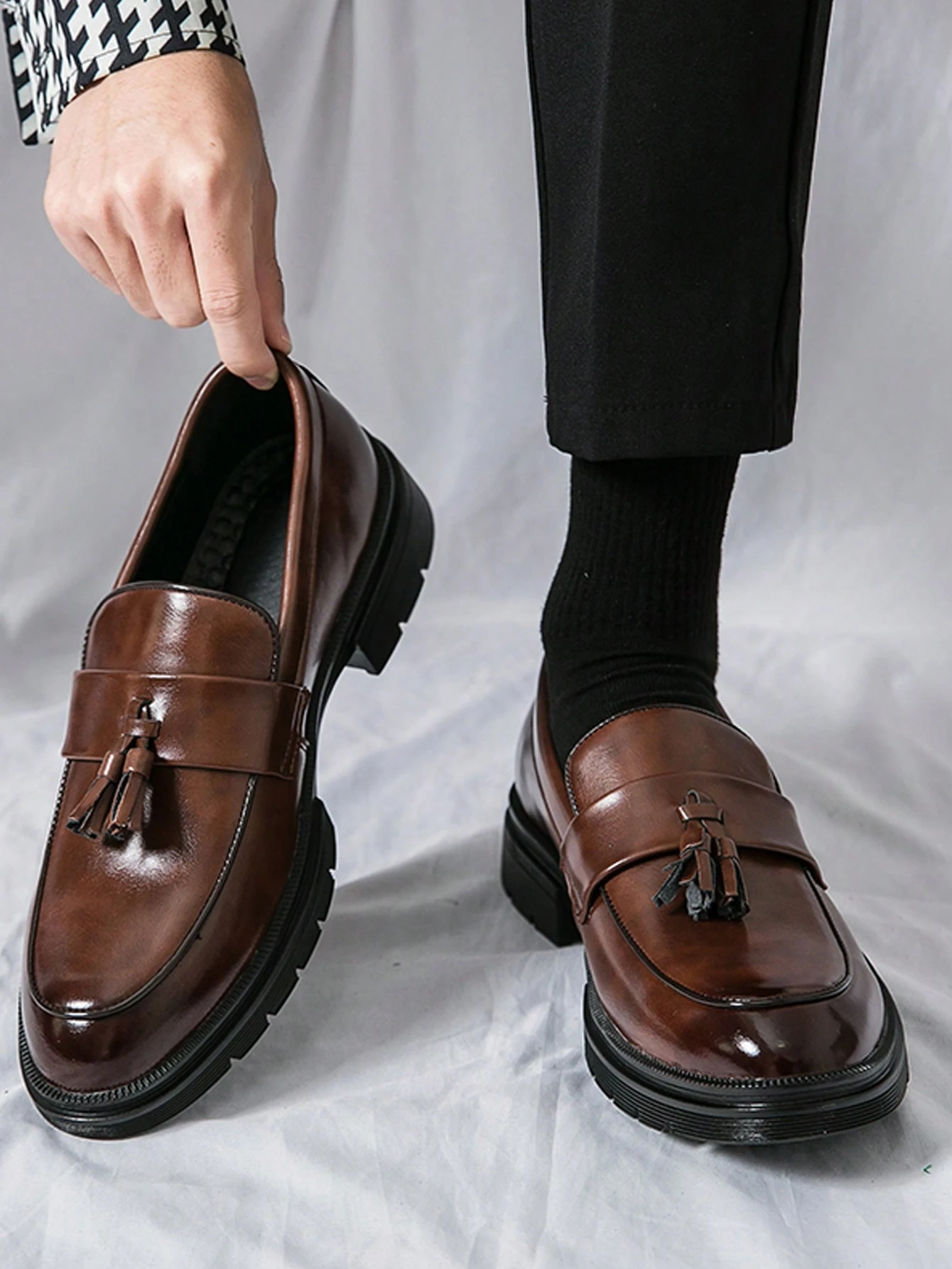 Chaussures habillées à semelle épaisse avec gland pour hommes - Mocassins habillés noirs — vue 2