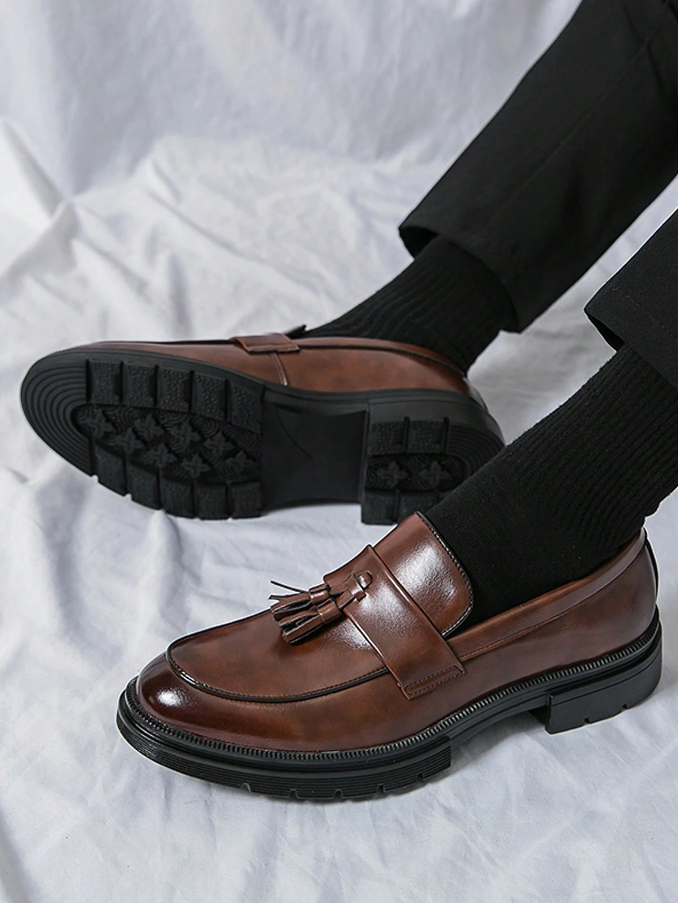 Chaussures habillées à semelle épaisse avec gland pour hommes - Mocassins habillés noirs — vue 4