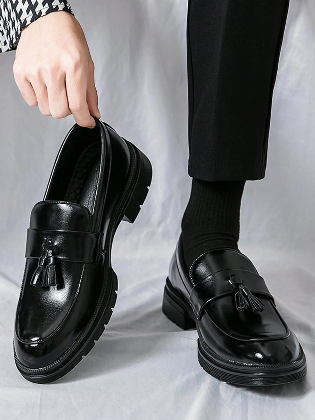 Chaussures habillées à semelle épaisse avec gland pour hommes - Mocassins habillés noirs — vue 10