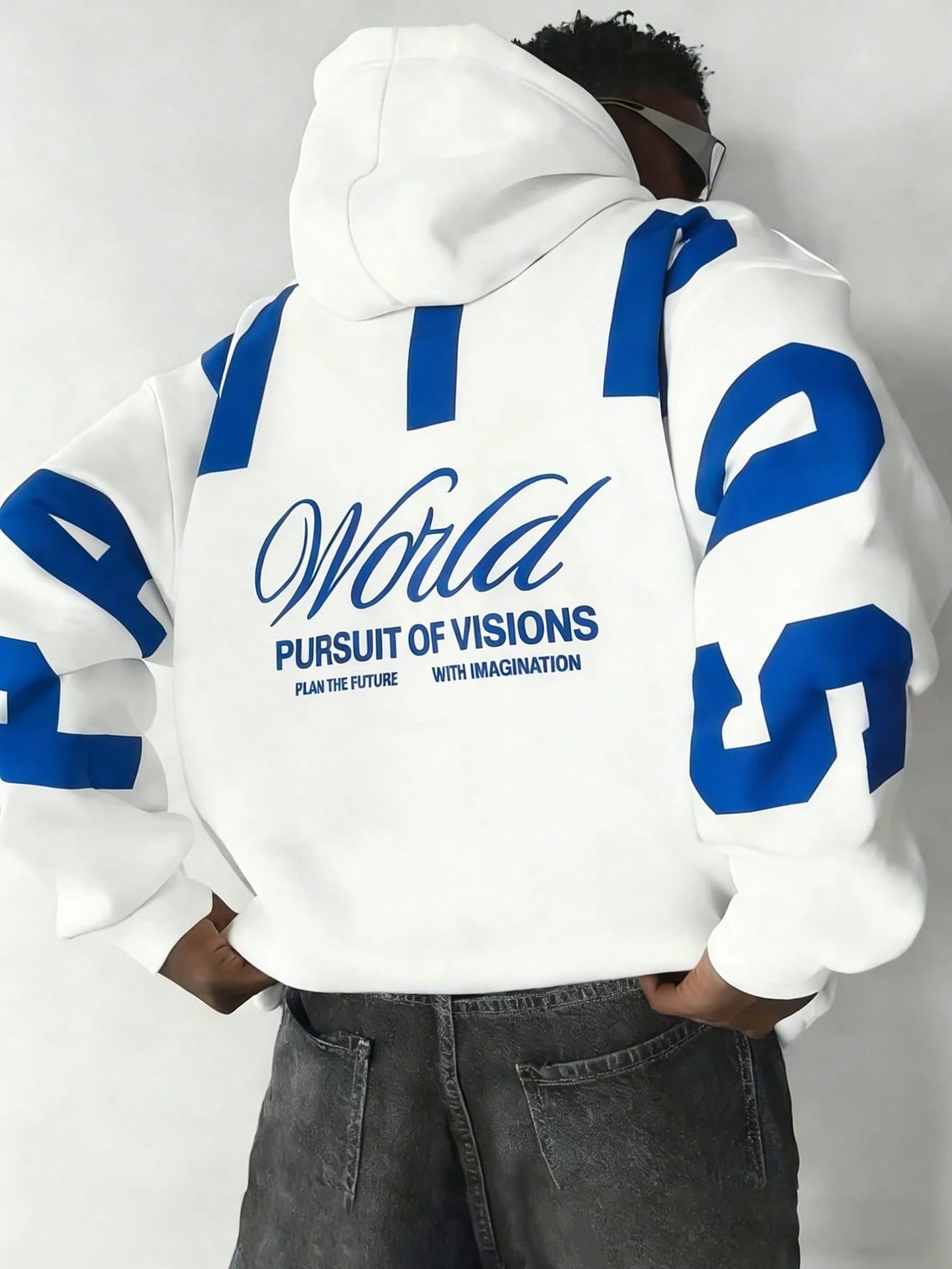 Sweat-shirt à capuche pour hommes avec un grand graphique bleu "PAVTROS" au dos, ajoutant
