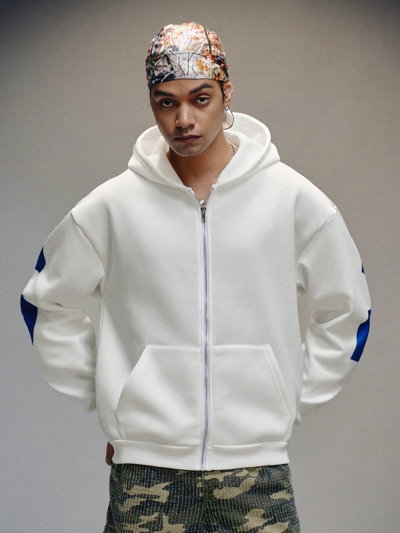 Sweat-shirt à capuche pour hommes avec un grand graphique bleu "PAVTROS" au dos, ajoutant — vue 3