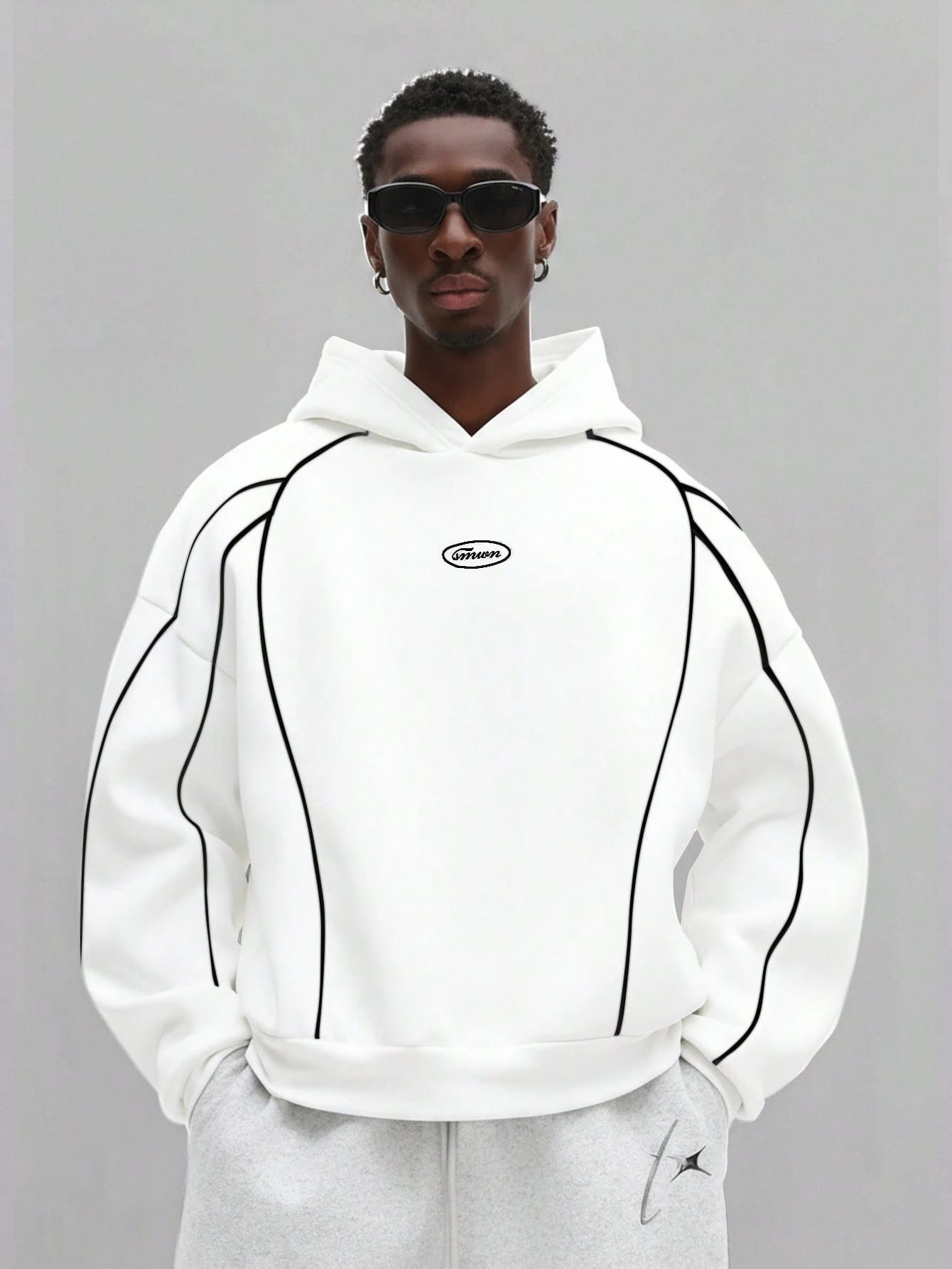 SUMWON sweat-shirt à capuche avec détails de passepoil contrastés et poche avant pour un