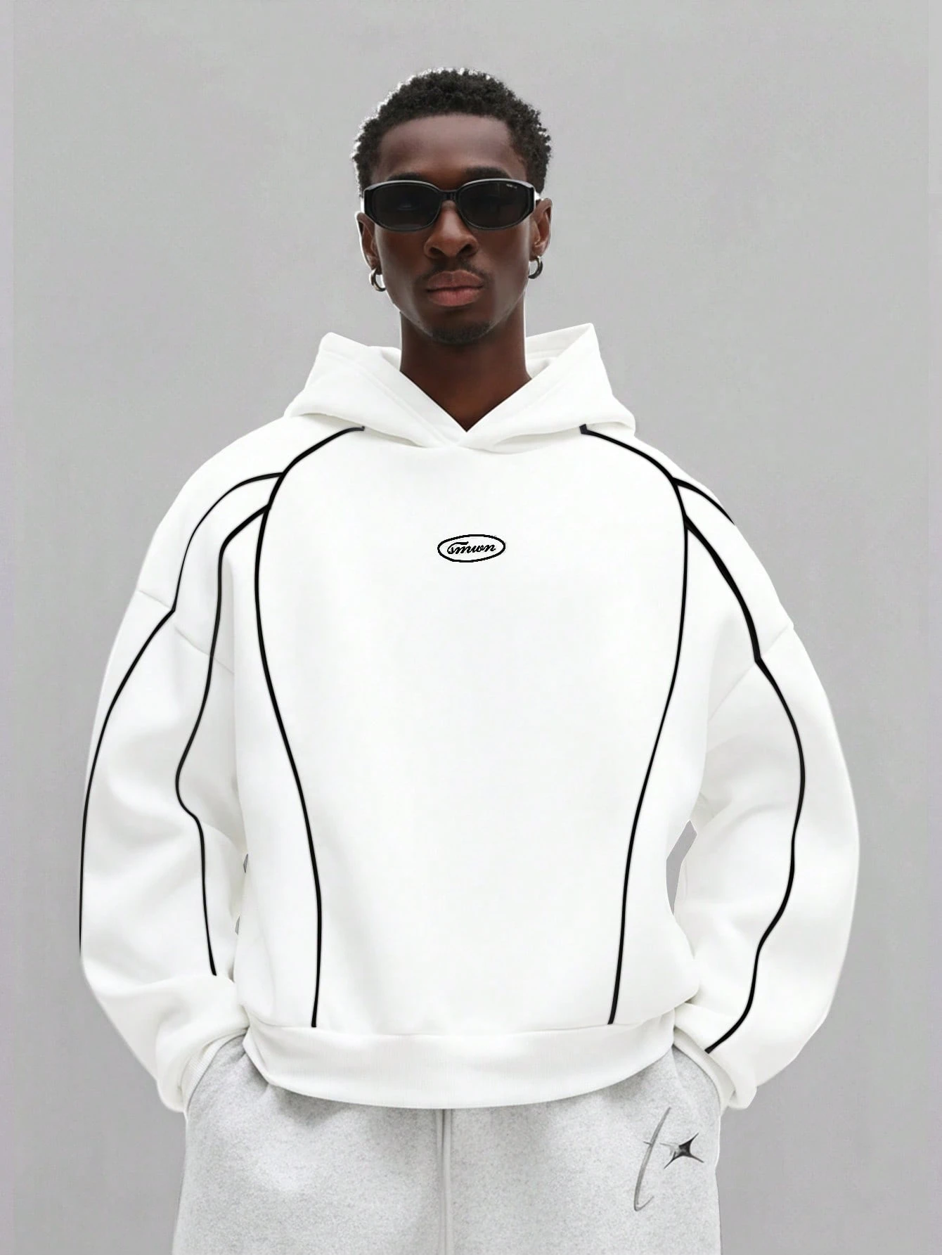 SUMWON sweat-shirt à capuche avec détails de passepoil contrastés et poche avant pour un