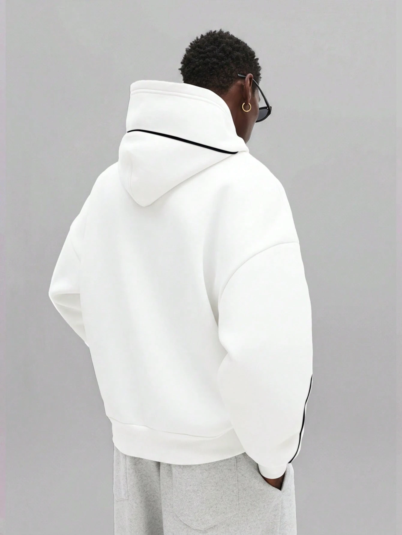 SUMWON sweat-shirt à capuche avec détails de passepoil contrastés et poche avant pour un — vue 2