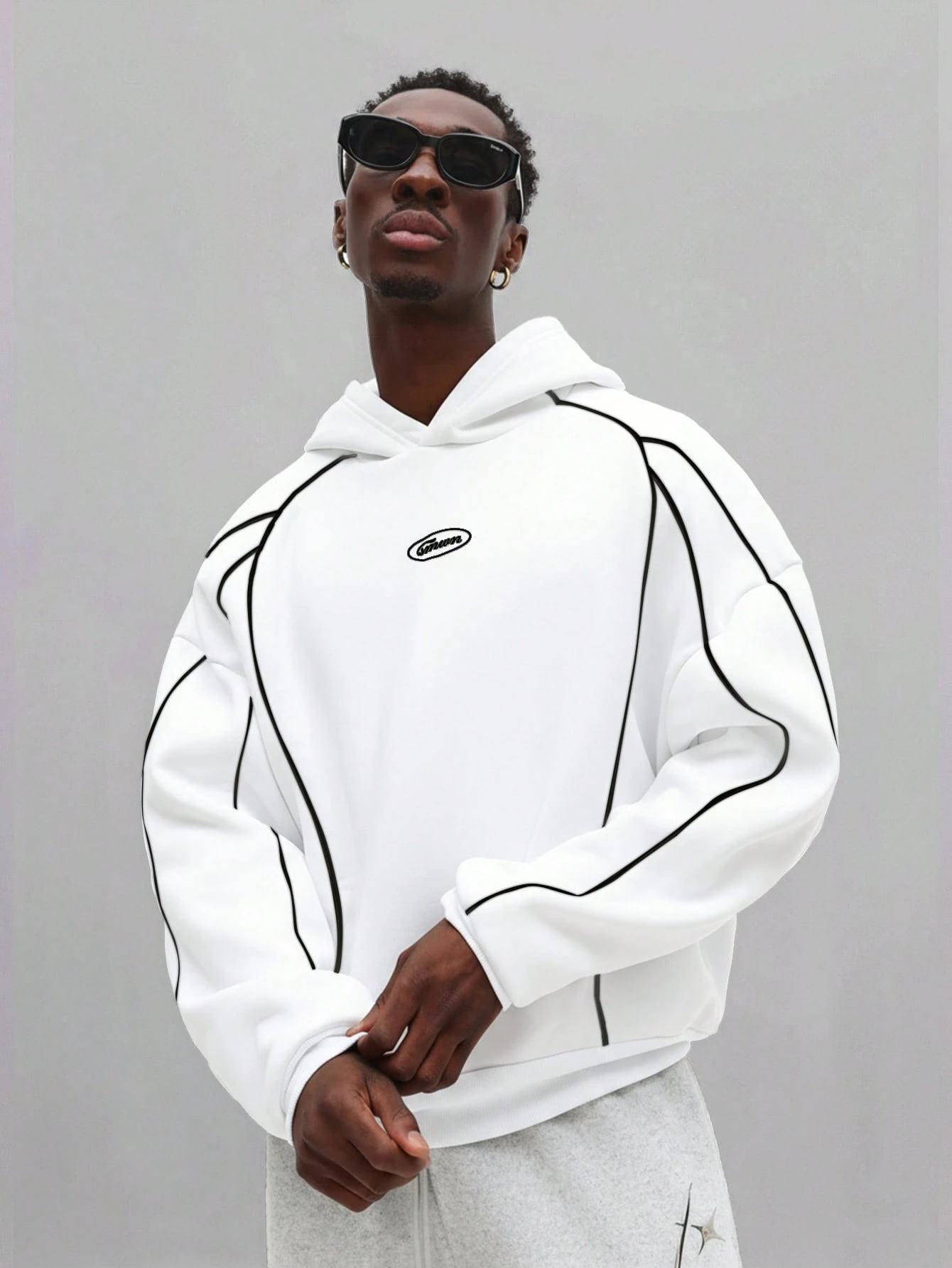 SUMWON sweat-shirt à capuche avec détails de passepoil contrastés et poche avant pour un — vue 3
