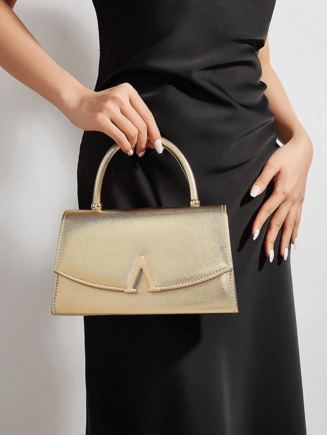 Cette pochette en PU miroir de couleur unie, charmante et d'un luxe discret, est légère