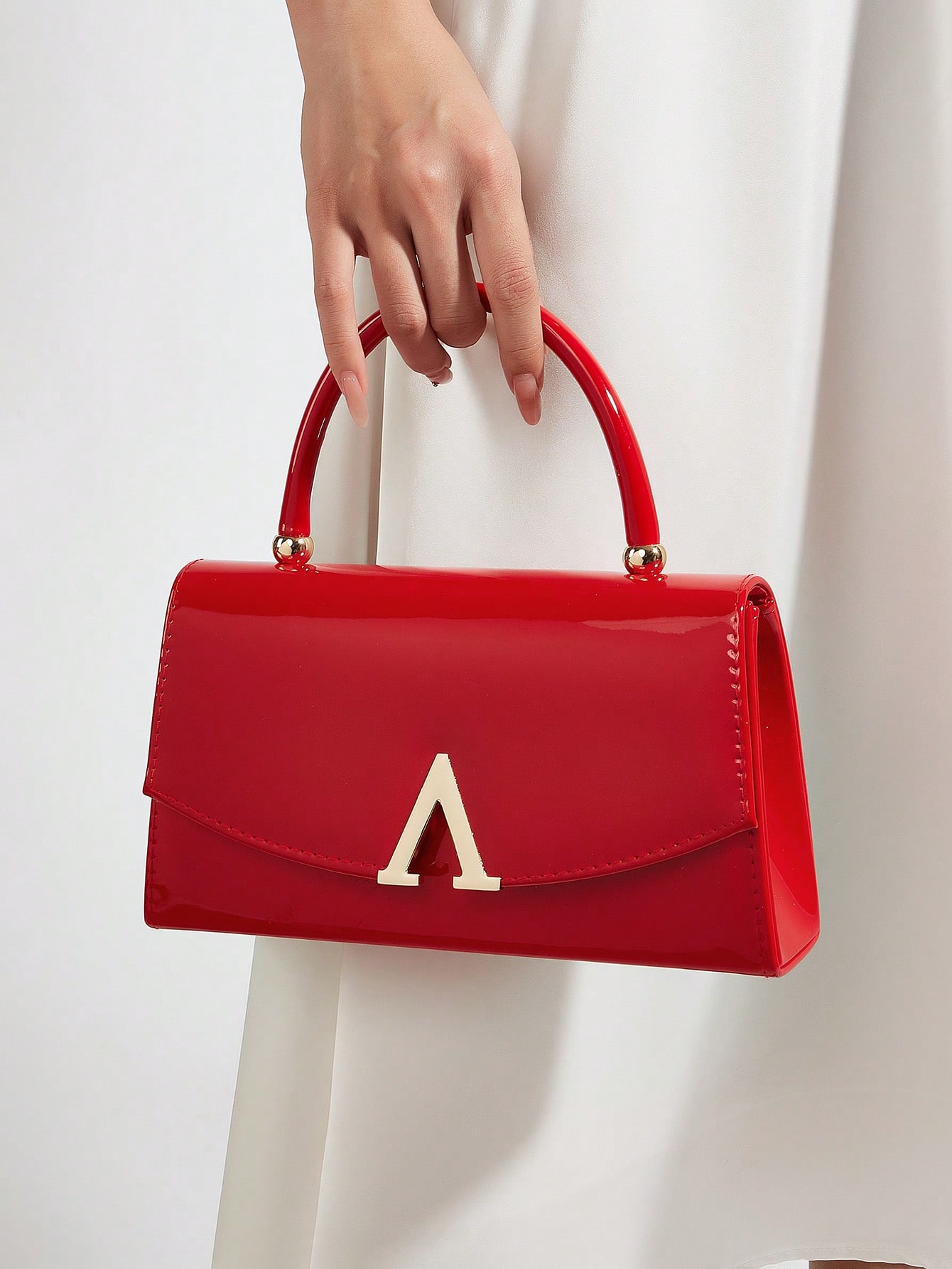 Cette pochette en PU miroir de couleur unie, charmante et d'un luxe discret, est légère — vue 6