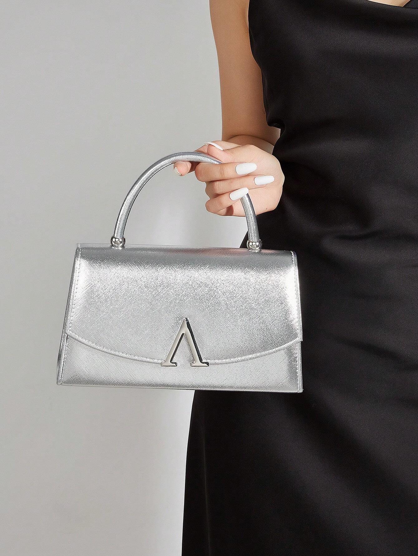 Cette pochette en PU miroir de couleur unie, charmante et d'un luxe discret, est légère — vue 2