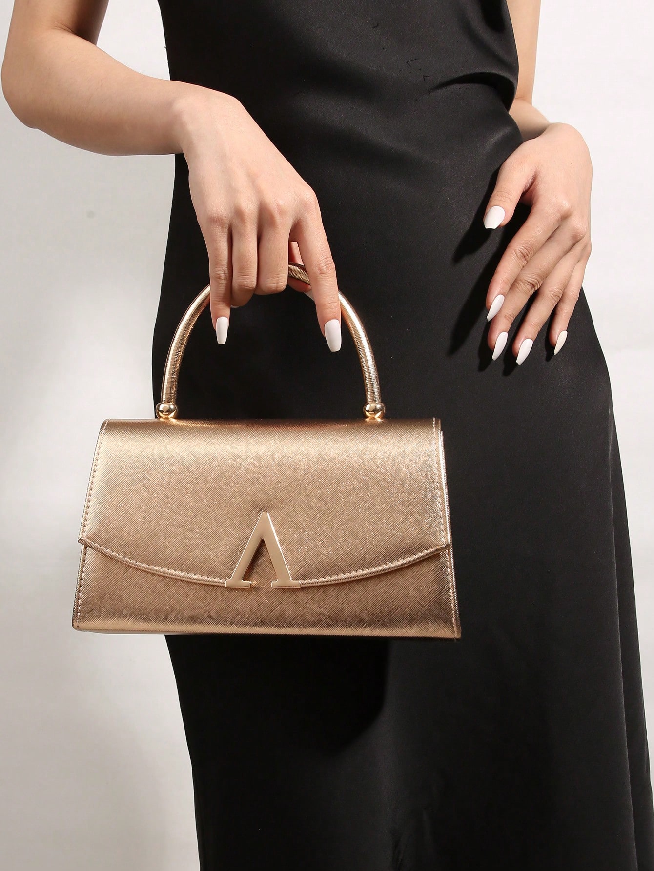 Cette pochette en PU miroir de couleur unie, charmante et d'un luxe discret, est légère — vue 4
