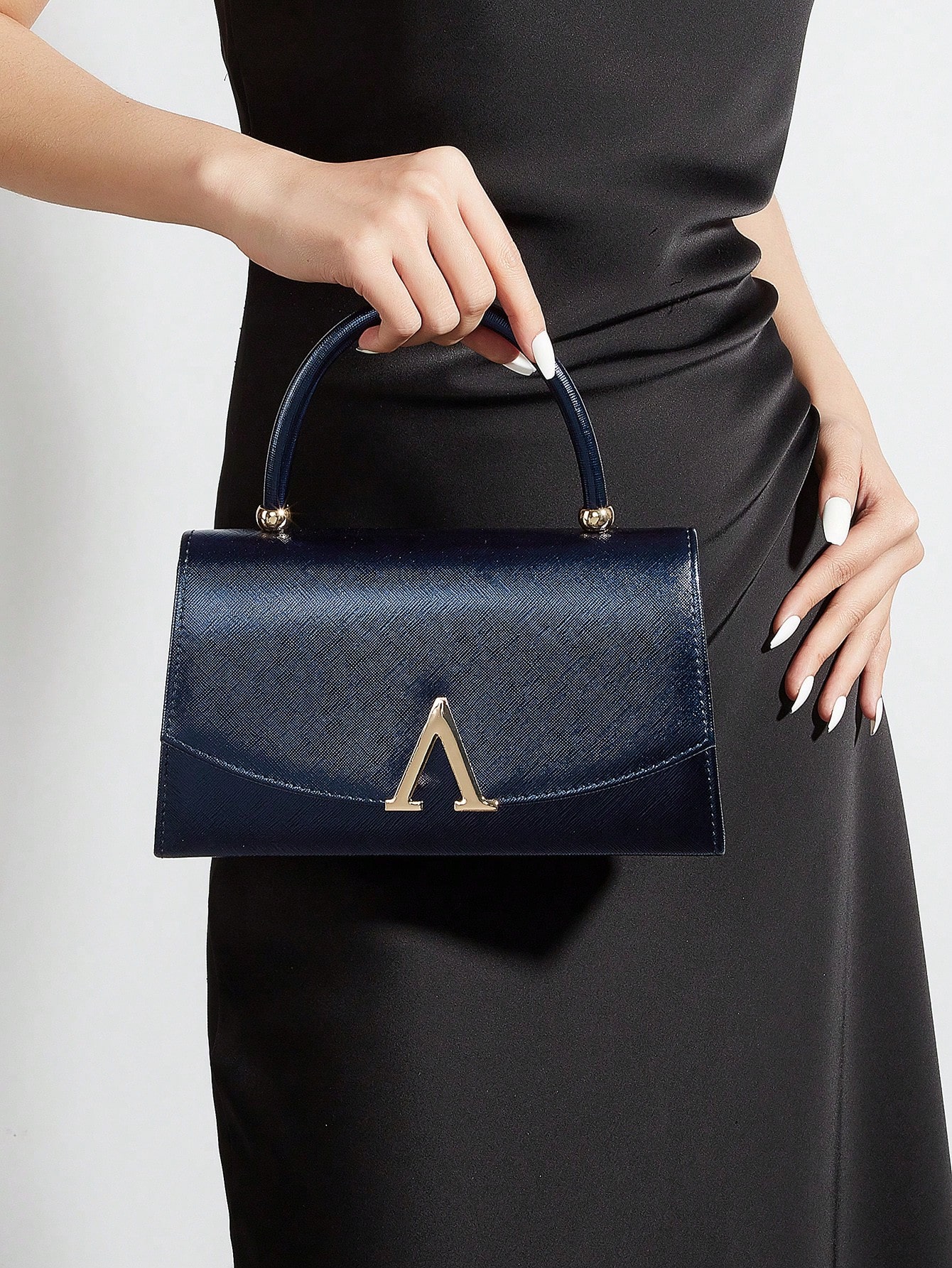 Cette pochette en PU miroir de couleur unie, charmante et d'un luxe discret, est légère — vue 3