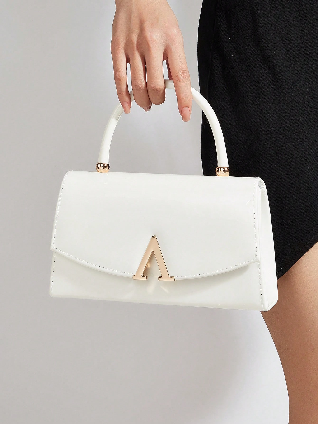 Cette pochette en PU miroir de couleur unie, charmante et d'un luxe discret, est légère — vue 7