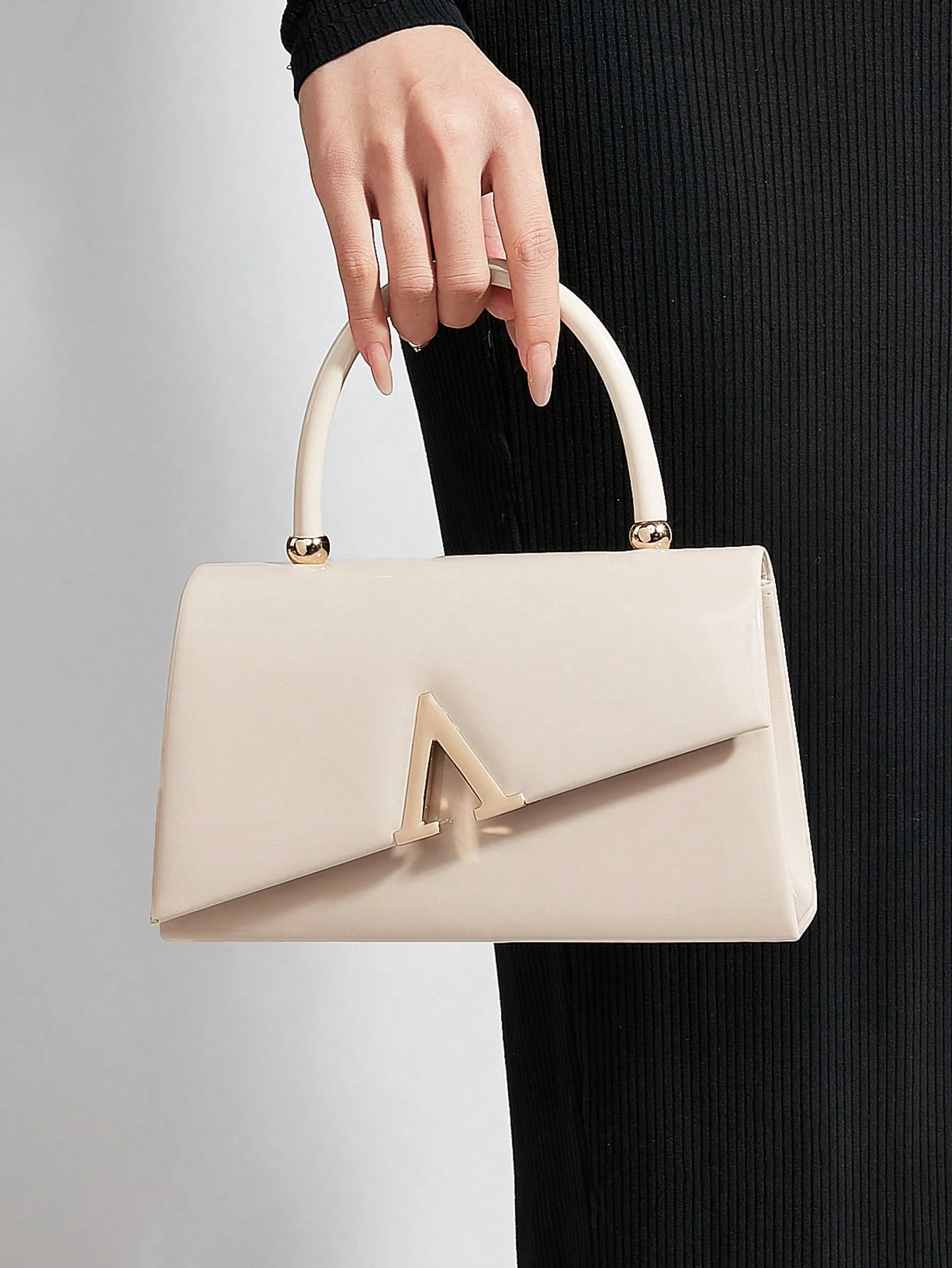 Cette pochette en PU miroir de couleur unie, charmante et d'un luxe discret, est légère — vue 8