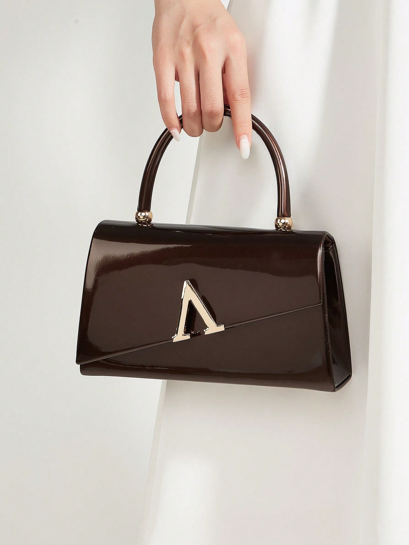 Cette pochette en PU miroir de couleur unie, charmante et d'un luxe discret, est légère — vue 9