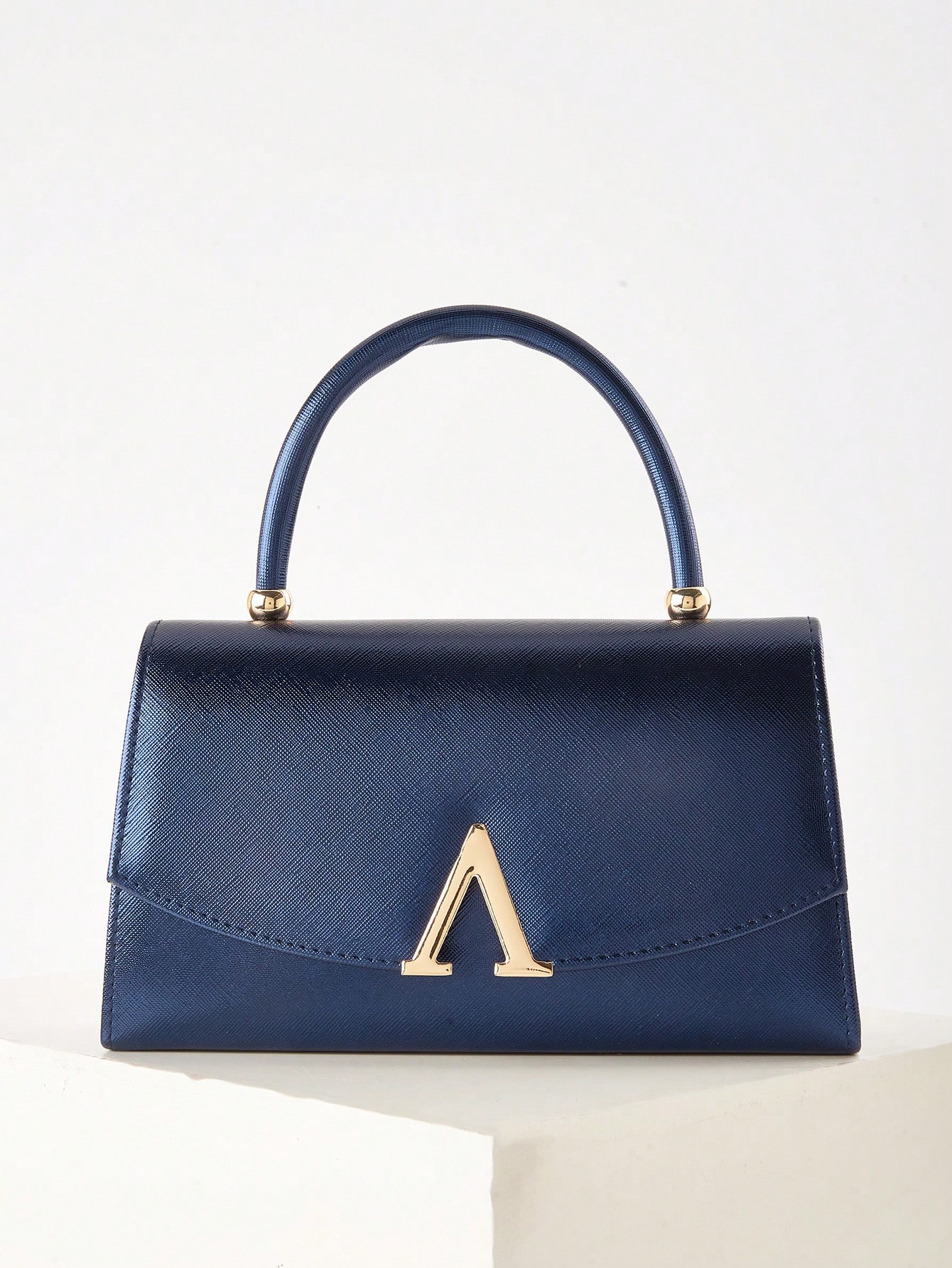 Cette pochette en PU miroir de couleur unie, charmante et d'un luxe discret, est légère — vue 12