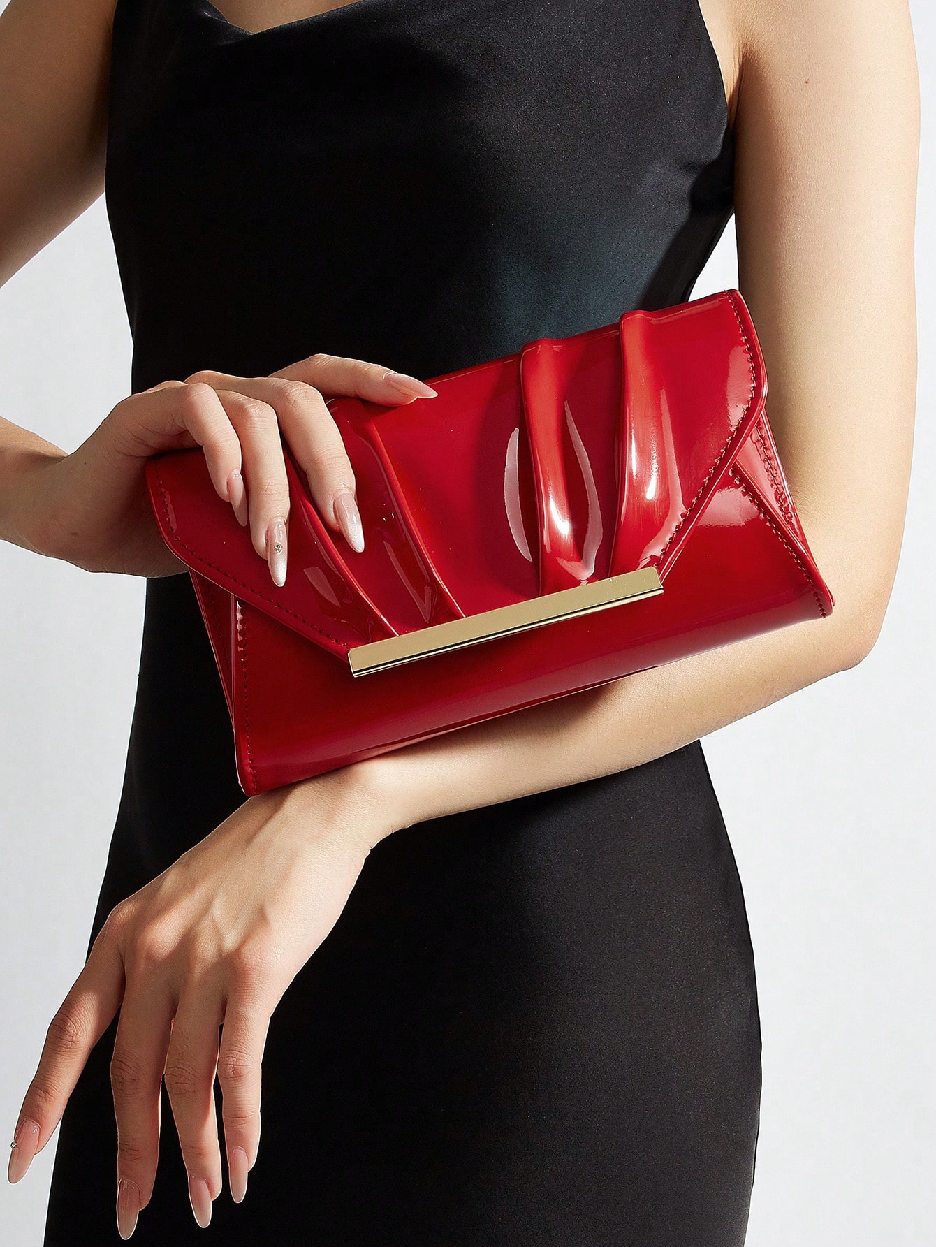 Élégante, raffinée, luxe discret, pochette laqué de couleur unie, pratique à porter, — vue 5