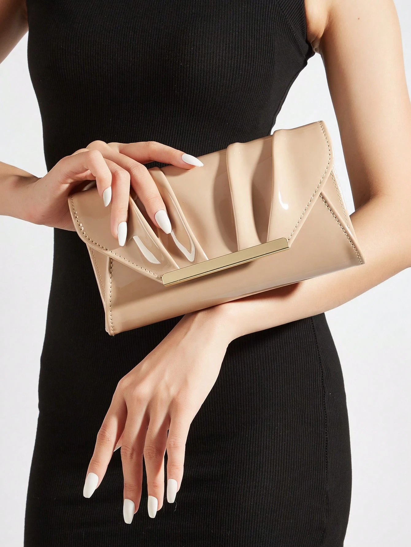 Élégante, raffinée, luxe discret, pochette laqué de couleur unie, pratique à porter, — vue 2