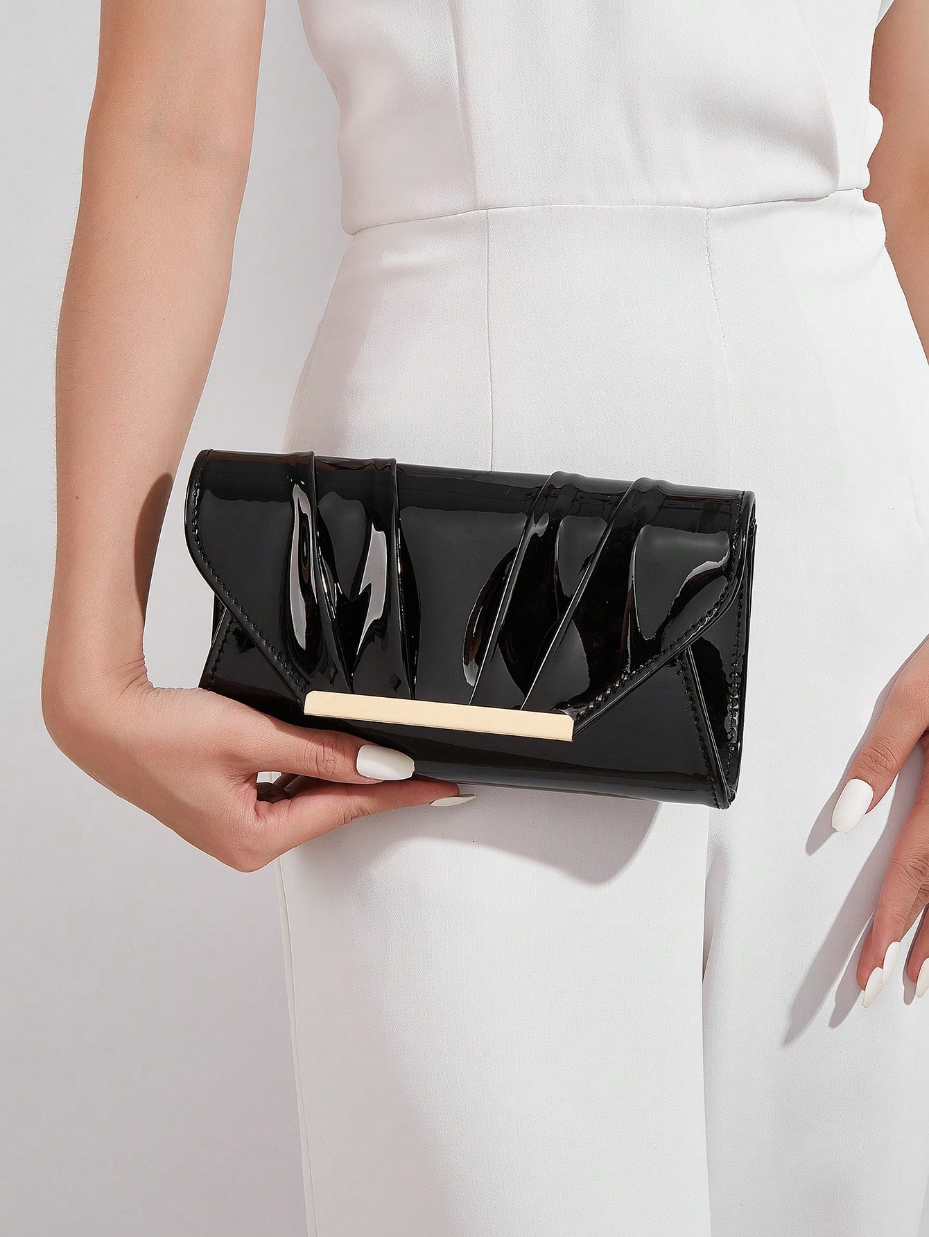 Élégante, raffinée, luxe discret, pochette laqué de couleur unie, pratique à porter, — vue 4